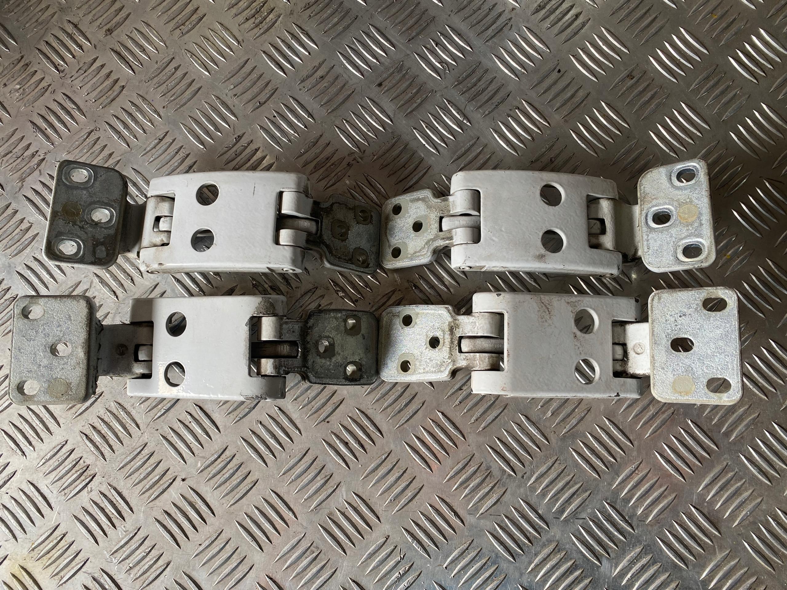 MERCEDES SPRINTER 906 ЗАДНІ ДВЕРНІ ПЕТЛІ 270 КМПЛ.