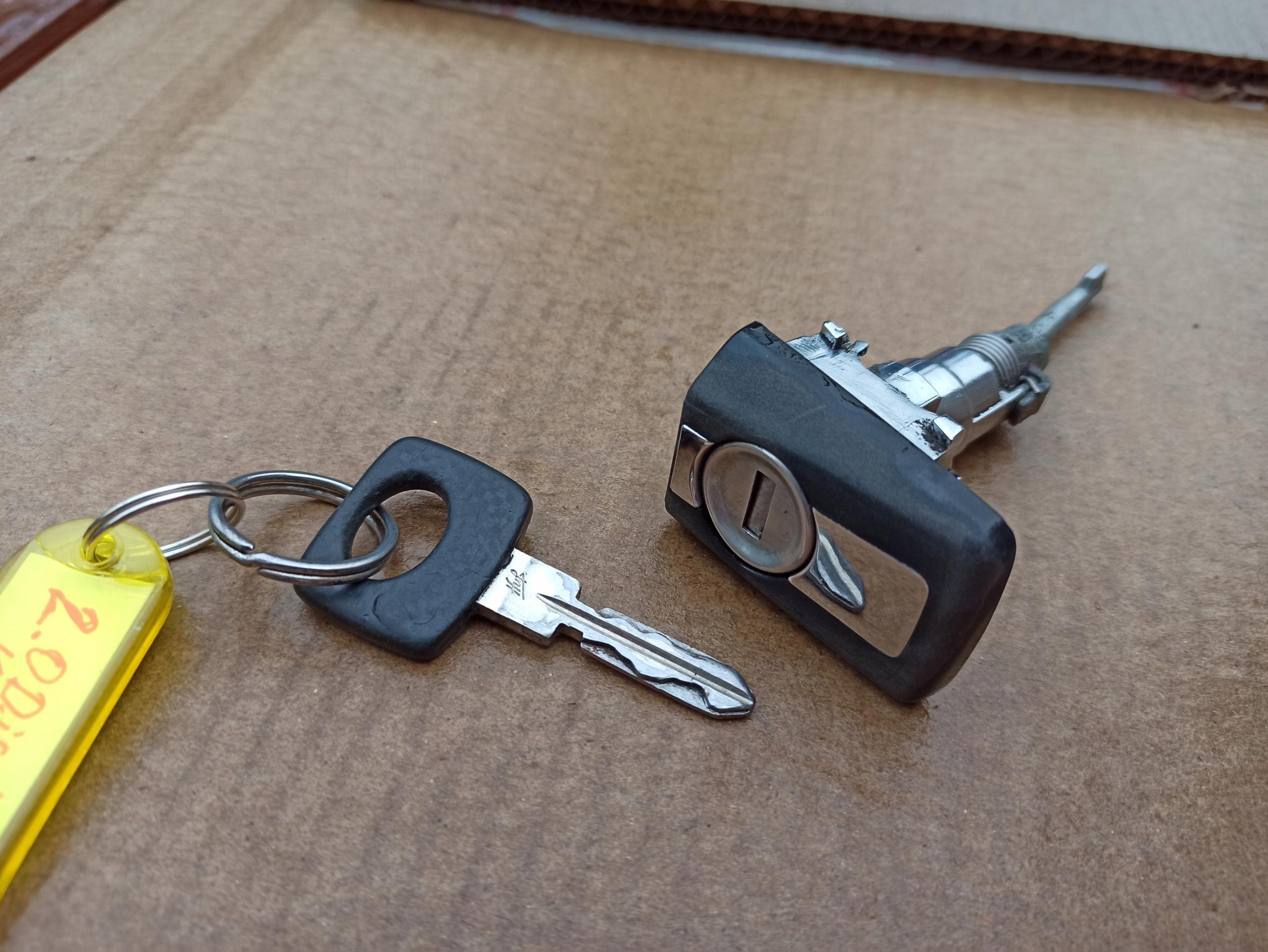 124000000000 - MERCEDES W124 E замок ключ вставка замка двери