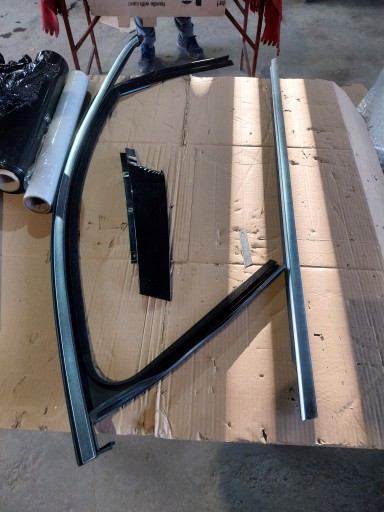 A1777252200 - MERCEDES W177 УЩІЛЬНЮВАЛЬНИК ДВЕРІ ПЕРЕДНИЙ ПРАВИЙ ХРОМ ПІДВІКОННЯ НАШИБКА