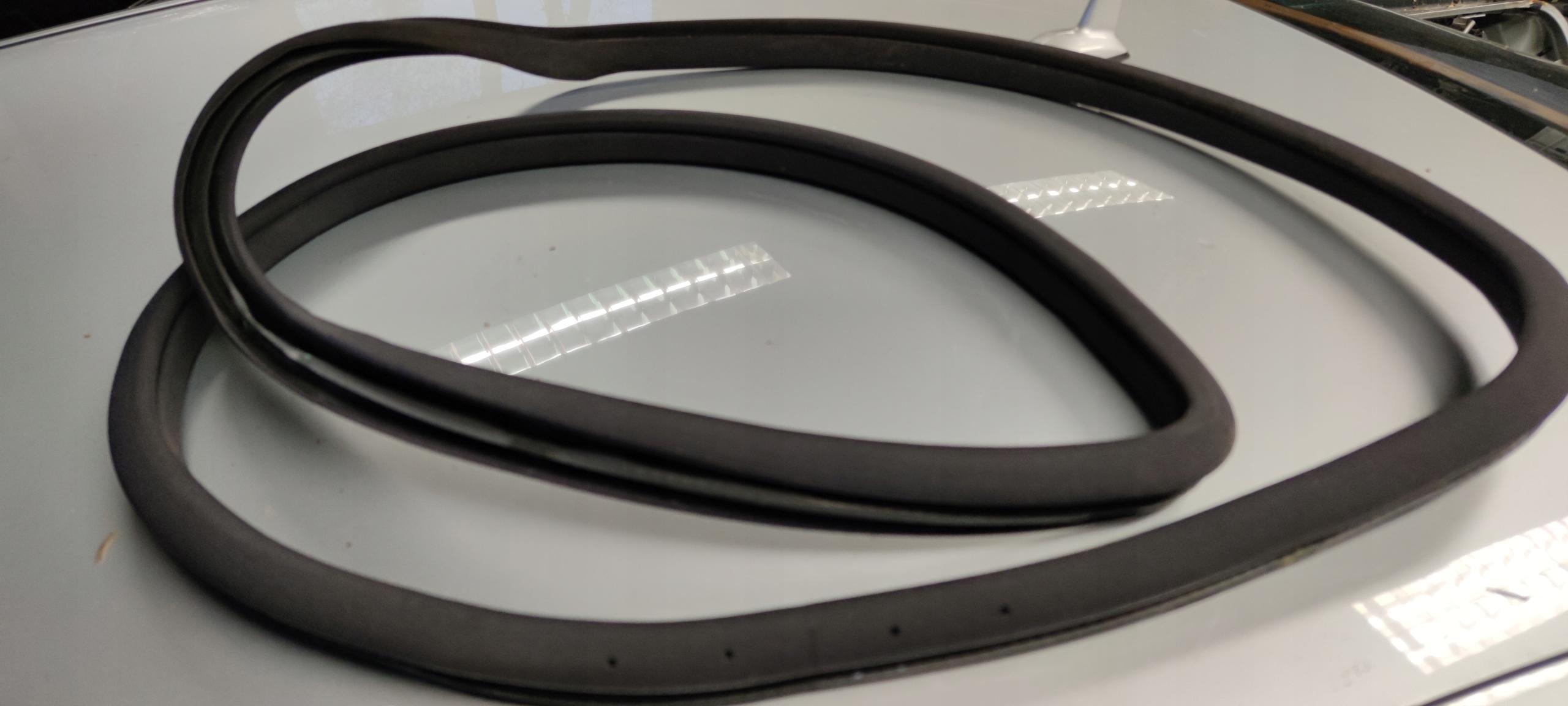 MERCEDES W203 прокладка ліва передня в кузові