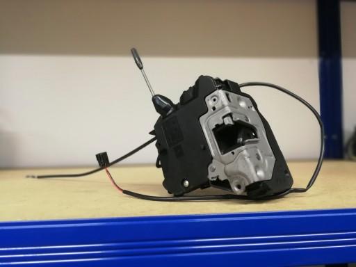 2037200435 - MERCEDES W203 замок передней правой двери приятно !