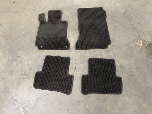 КОМПЛЕКТ ВЕЛЮРОВИХ Килимків MERCEDES W204 LIFT SEDAN