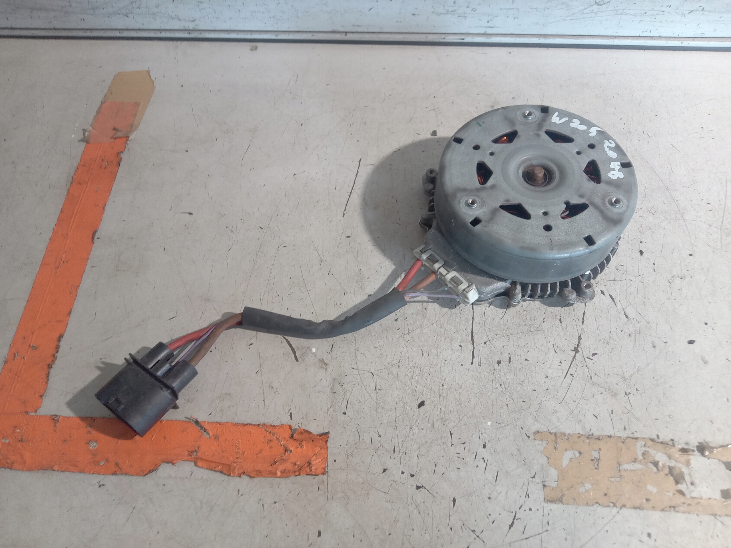 1137328706 - MERCEDES W205 2.0 CGI вентилятор радиатора