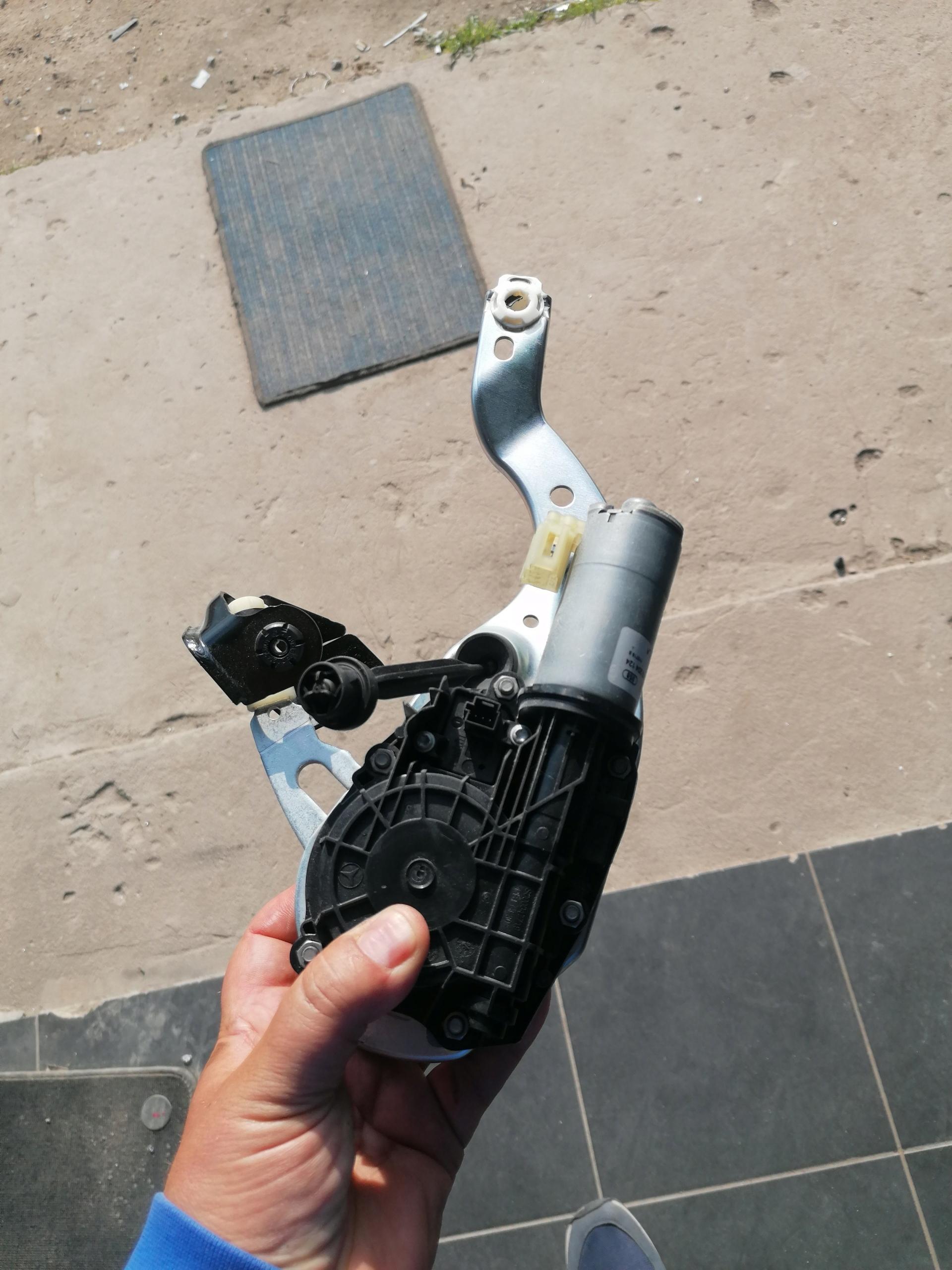 0390204124 - MERCEDES W205 підйомник задніх дверей механізм седан