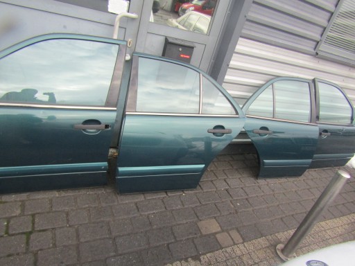 2026905825 - 5 mercedes w202 седан пластикова накладка на замок заднього багажника