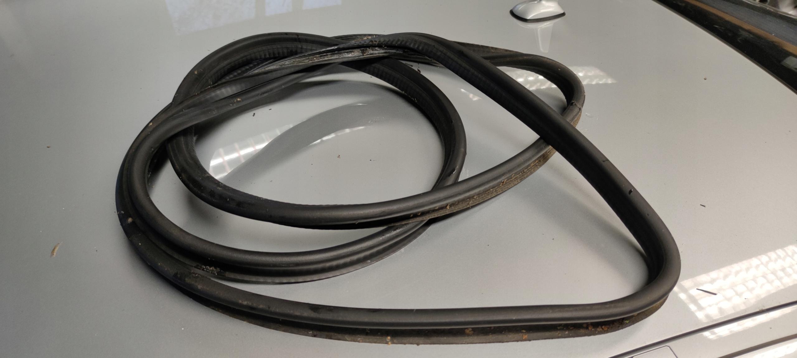 MERCEDES W211 прокладка заслонки седан в кузове