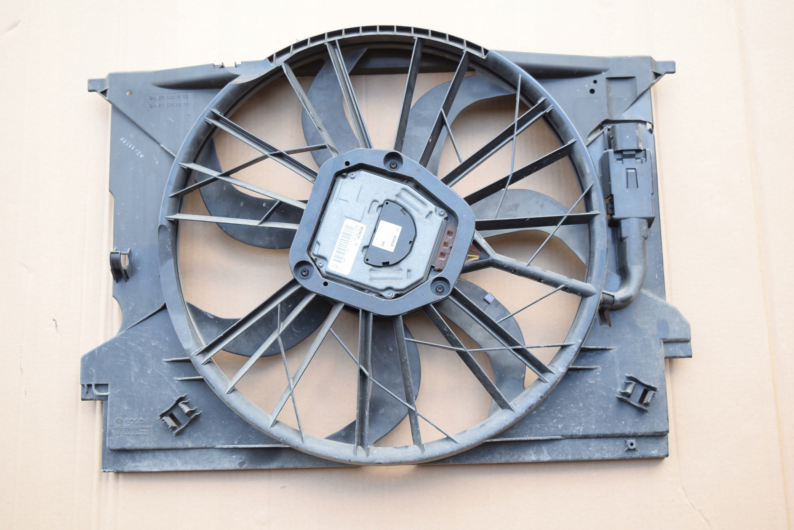 1137328108 - MERCEDES W211 вентилятор радиатора 2115001693