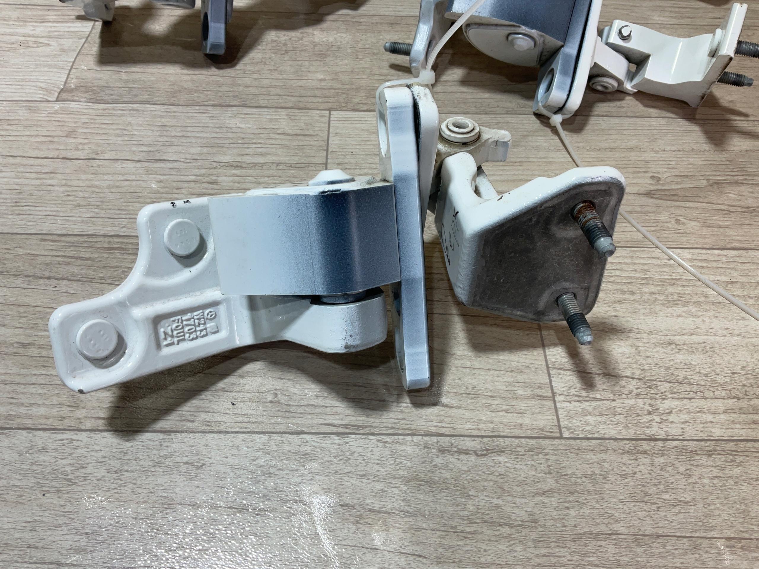 213 21t - MERCEDES W213 петля двері задня ліва