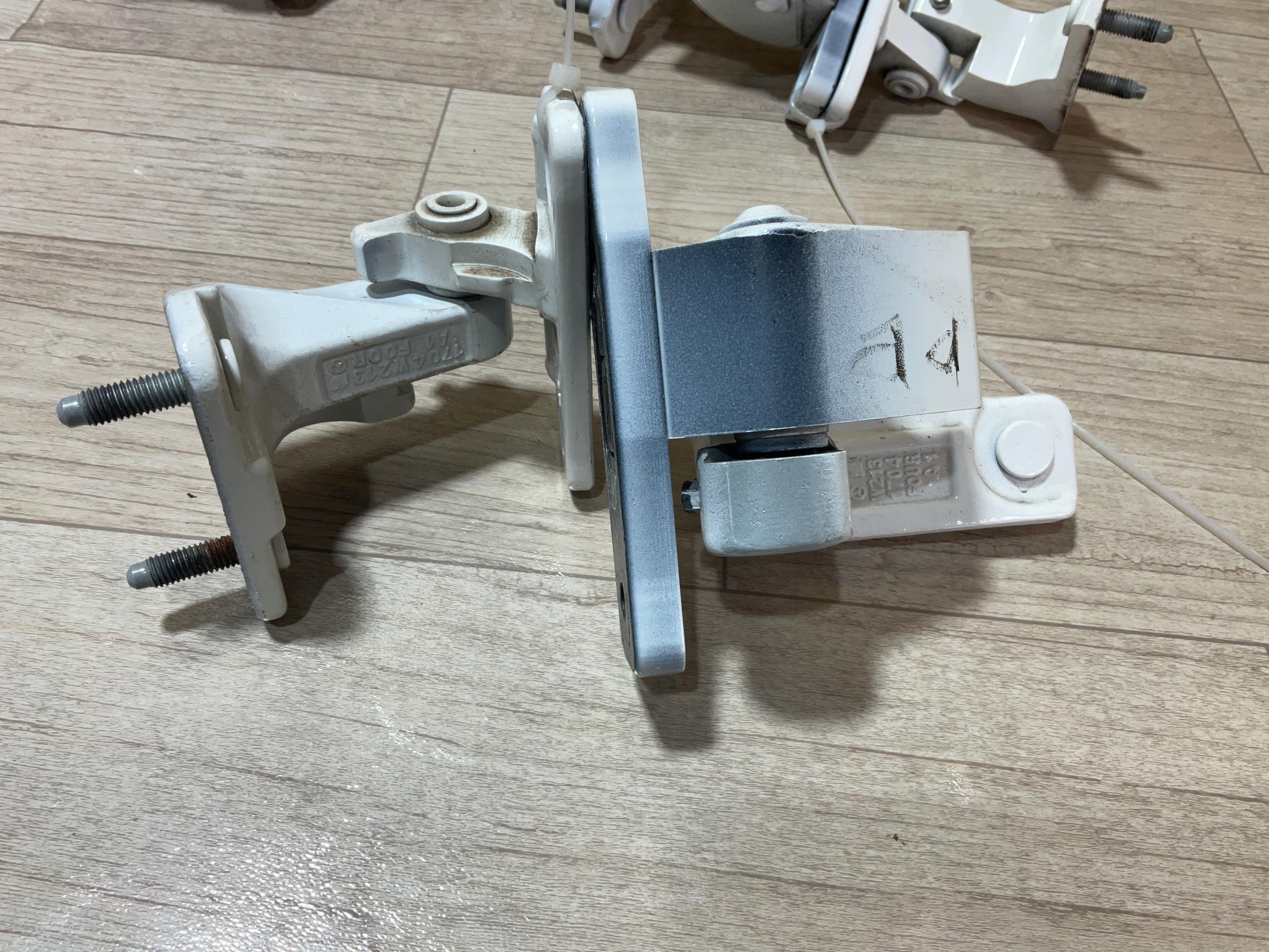 213 21t - MERCEDES W213 петля двері задня права