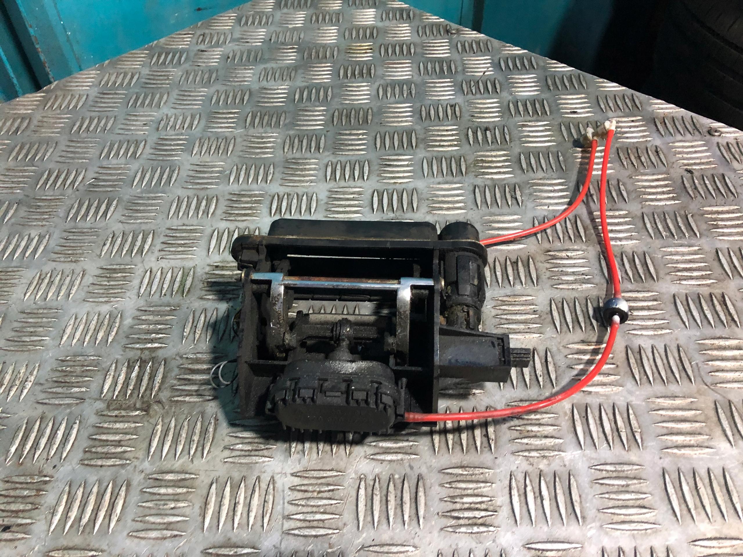 A2207500993 - MERCEDES W220 замок ручка дверей багажника