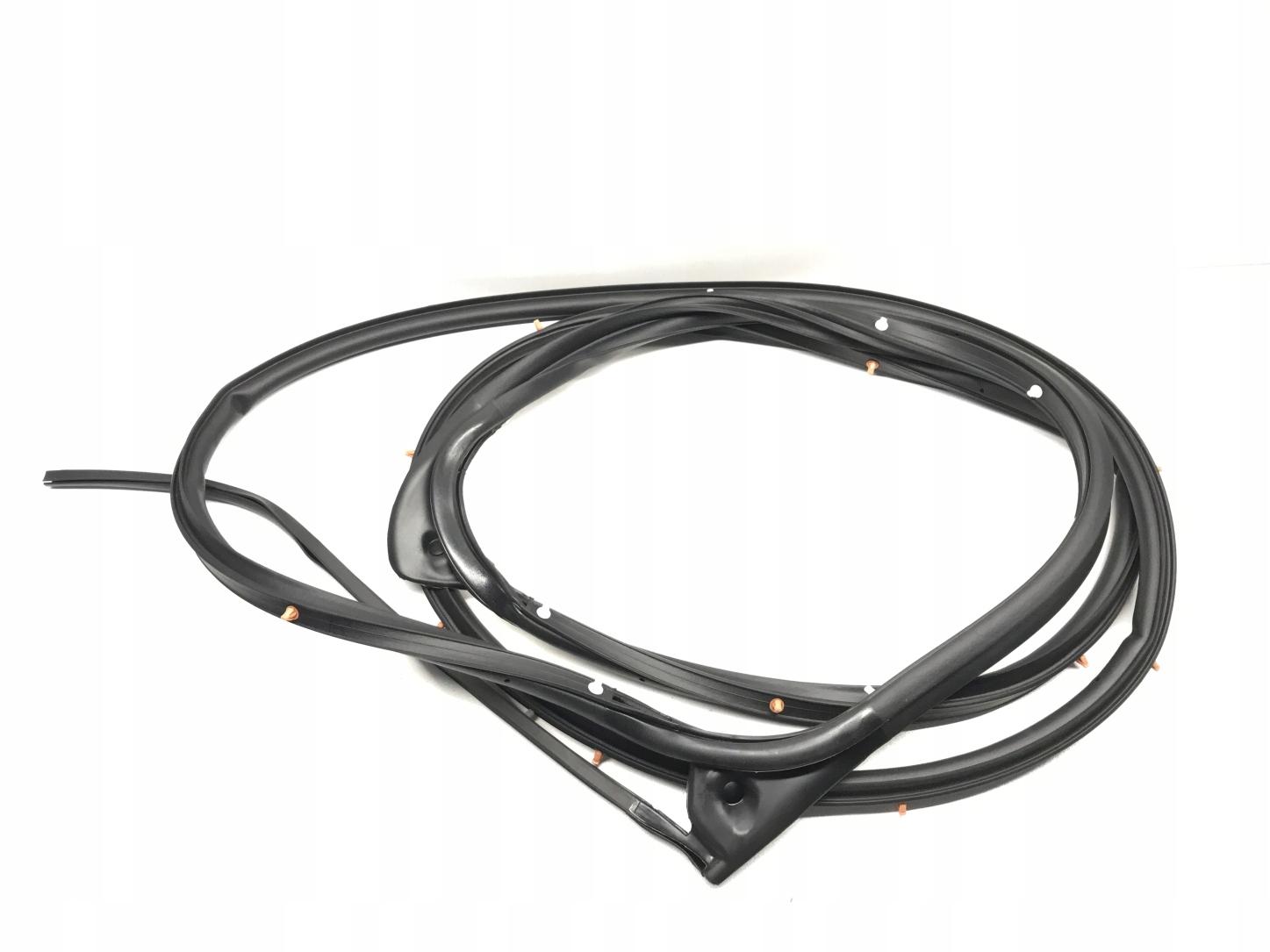 5755A321 - MITSUBISHI L200 15-уплотнитель двери правый задний