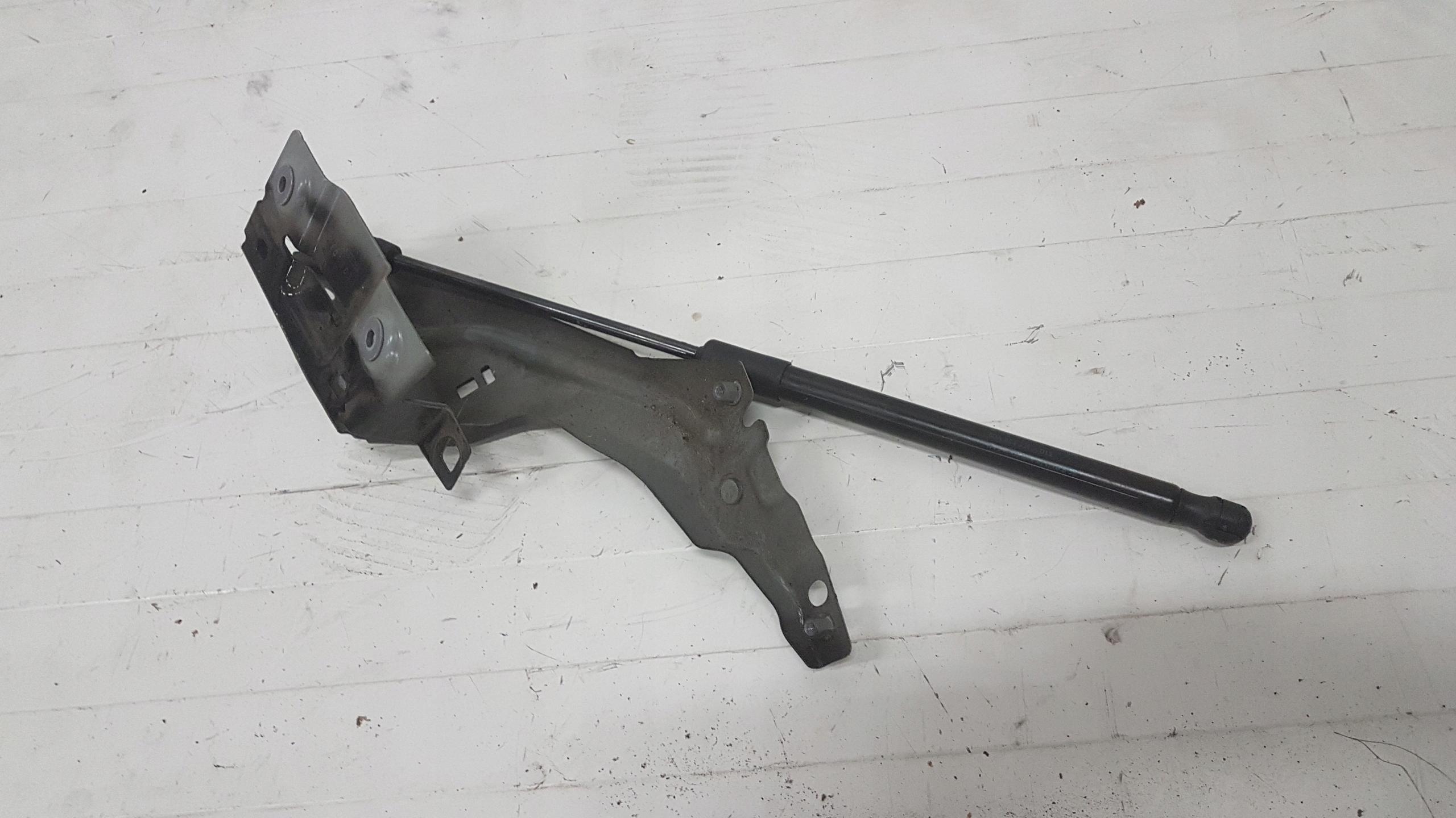 Кріплення крила 80a821135a ліве AUDI Q5