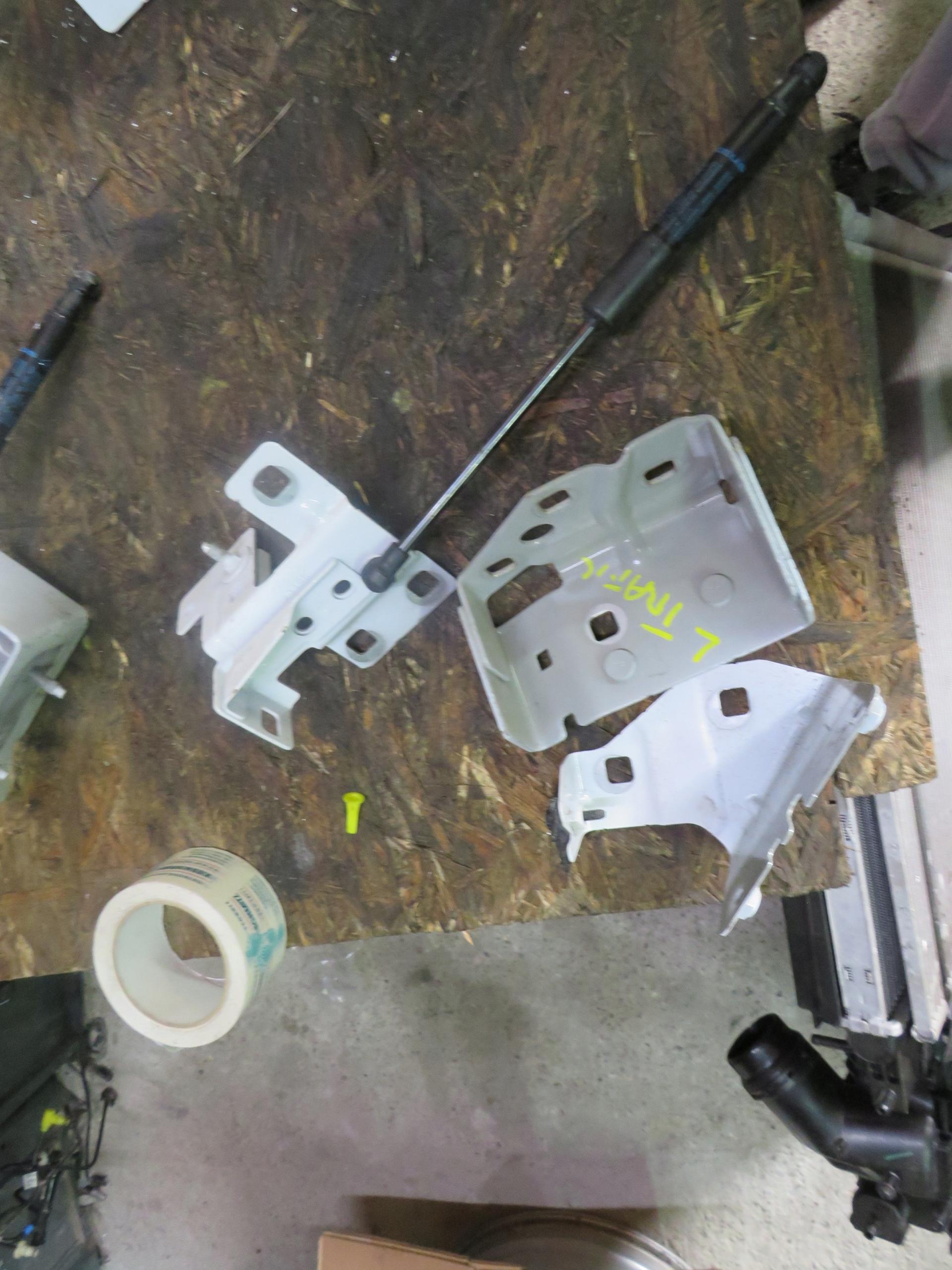 КРЕПЛЕНИЕ ЛЕВОГО КРЫЛА RENAULT УДАРИЛ III 3