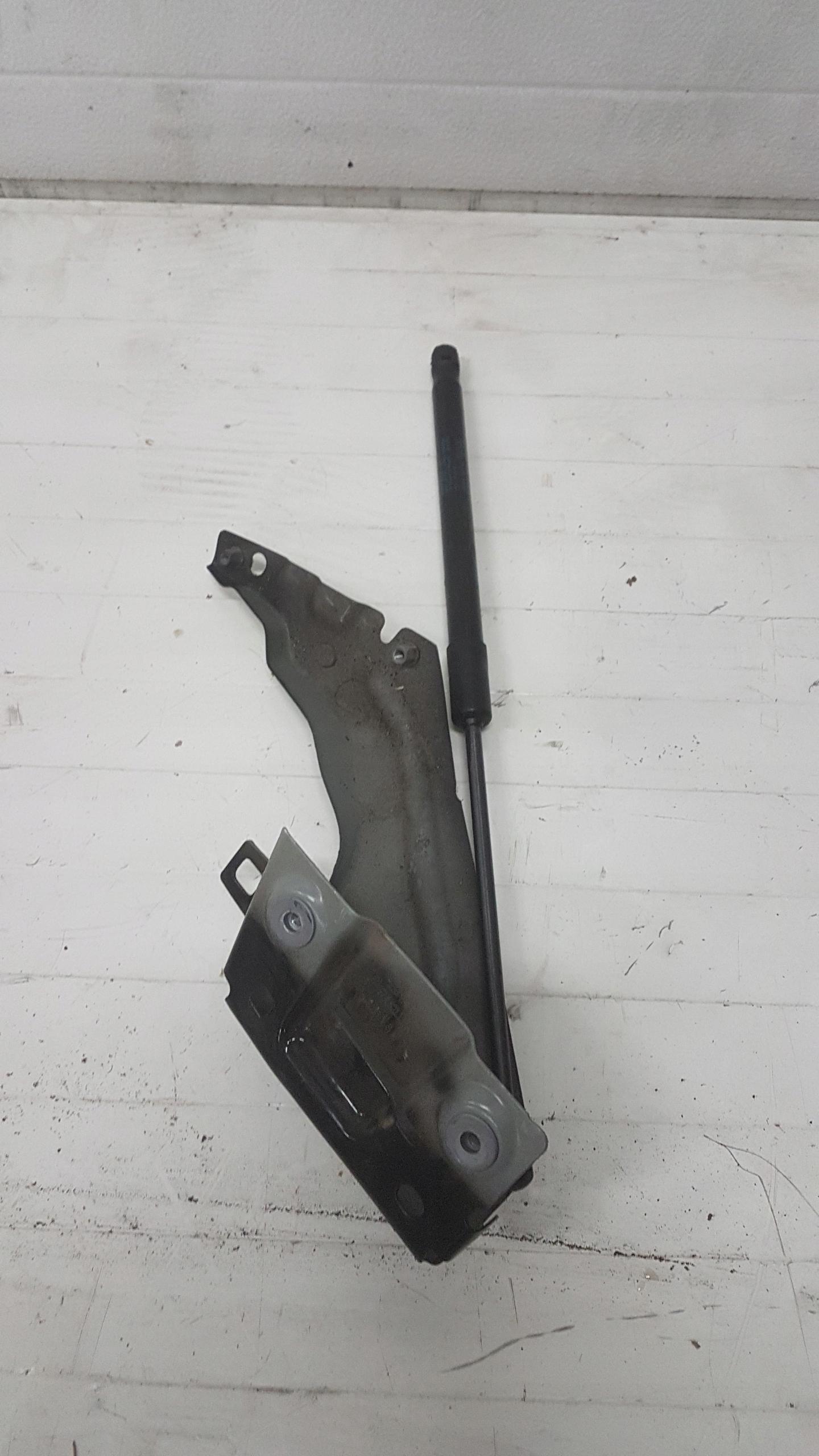 Кріплення крила праве 80a821136a AUDI Q5