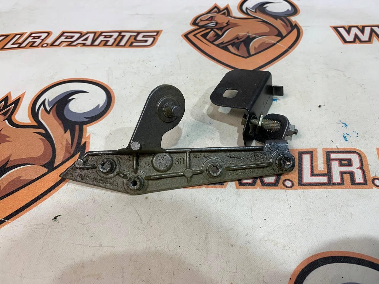 LR091700 - Крепление крыла правое VELAR L560 J8A2-16290-AA