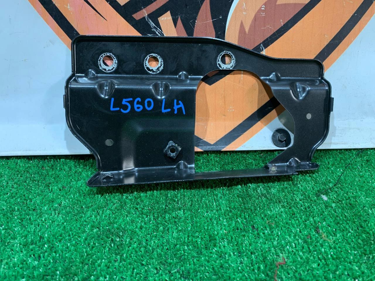 Кріплення кронштейн крила VELAR L560 J8A2-16151-AC