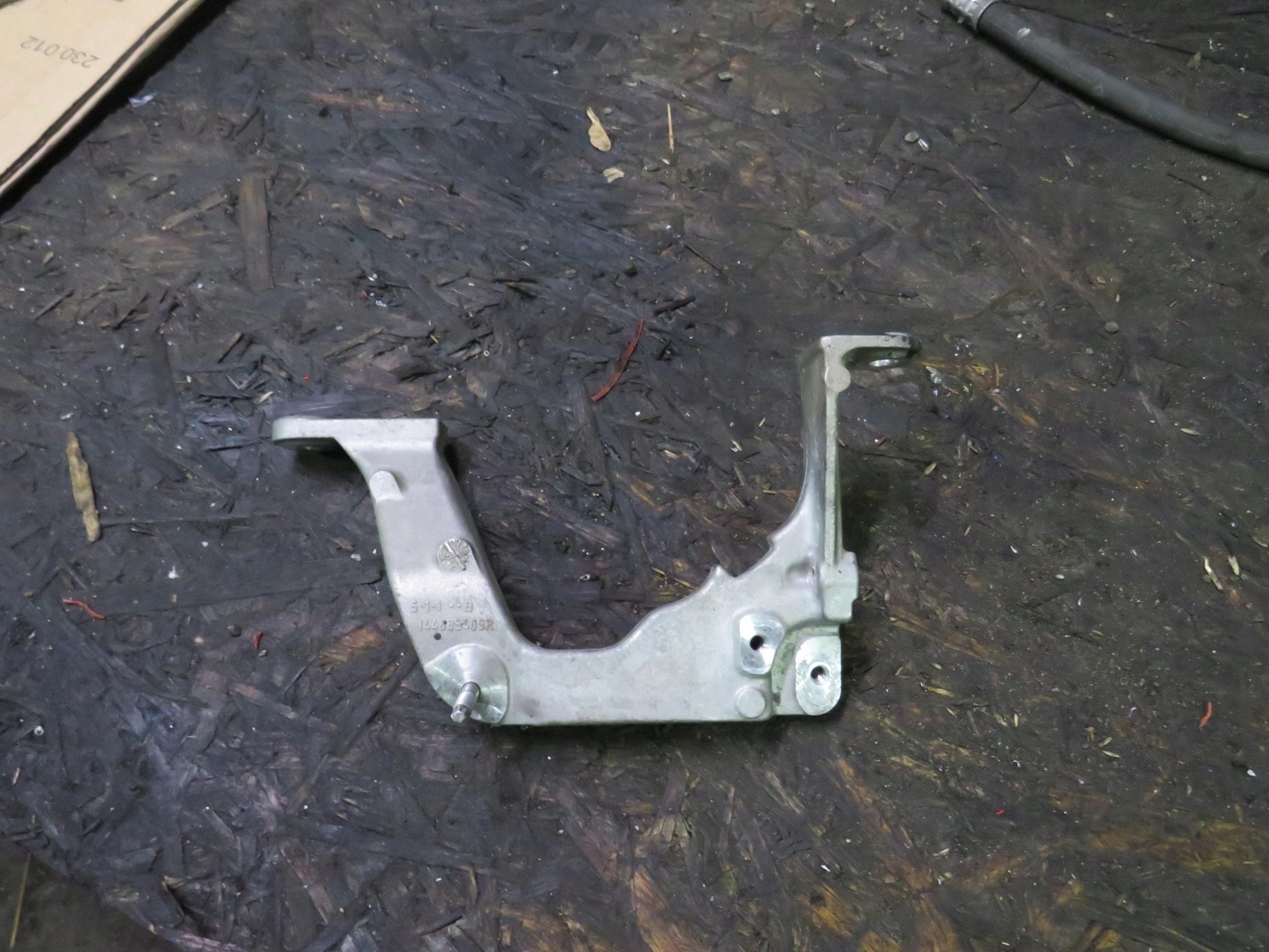 КРОНШТЕЙН КРЕПЛЕНИЯ 144865409R RENAULT KADJAR