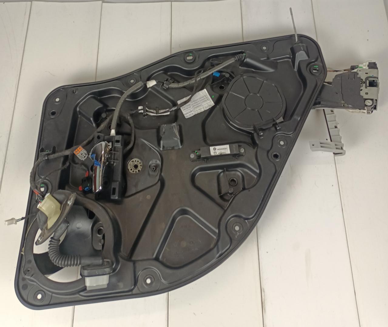 04589600AG - Механизм стеклоподъемника задний правый замок дверная ручка Durango 11+