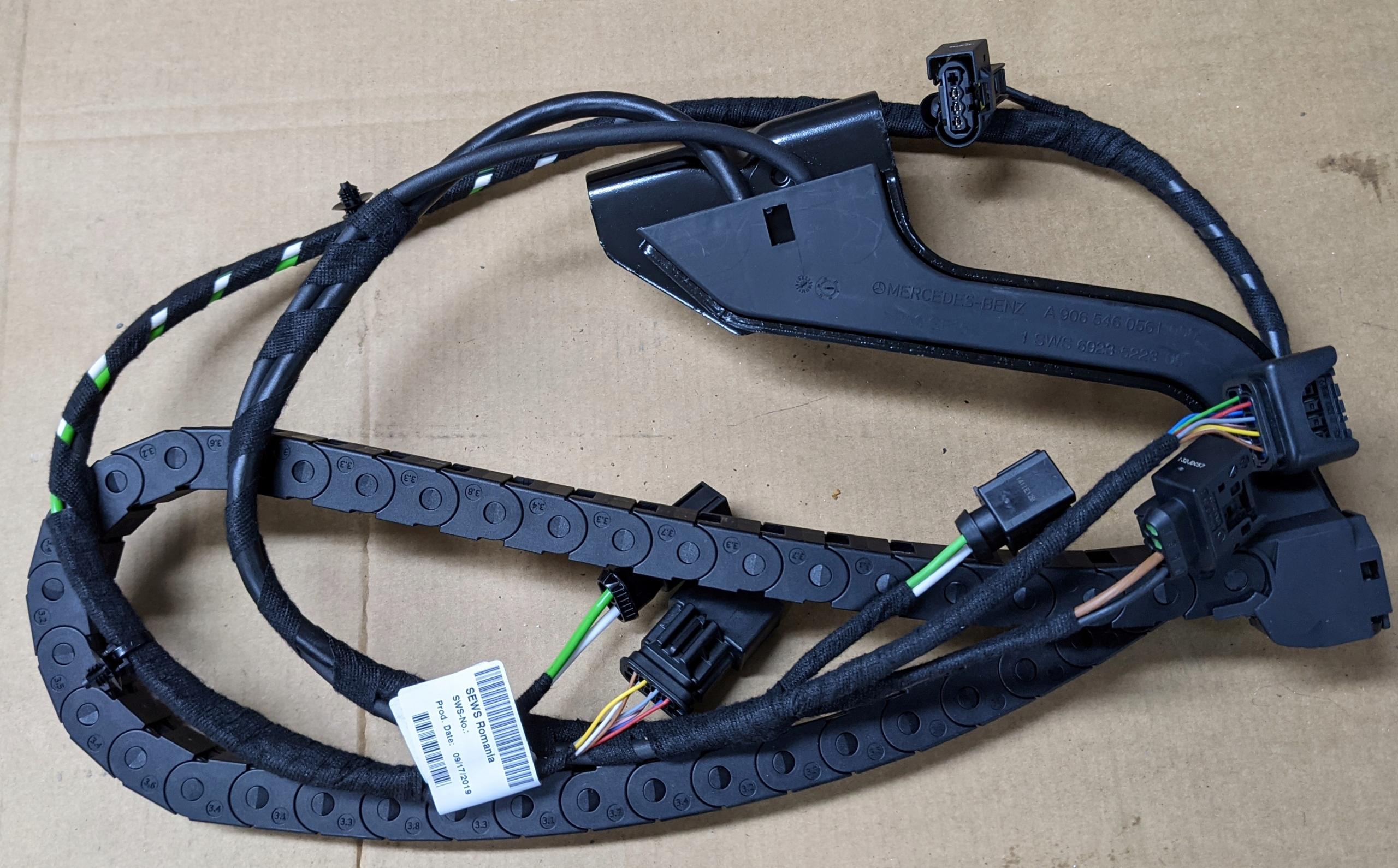 906 820 - Mercedes-Benz SPRINTER направляющая цепь провода