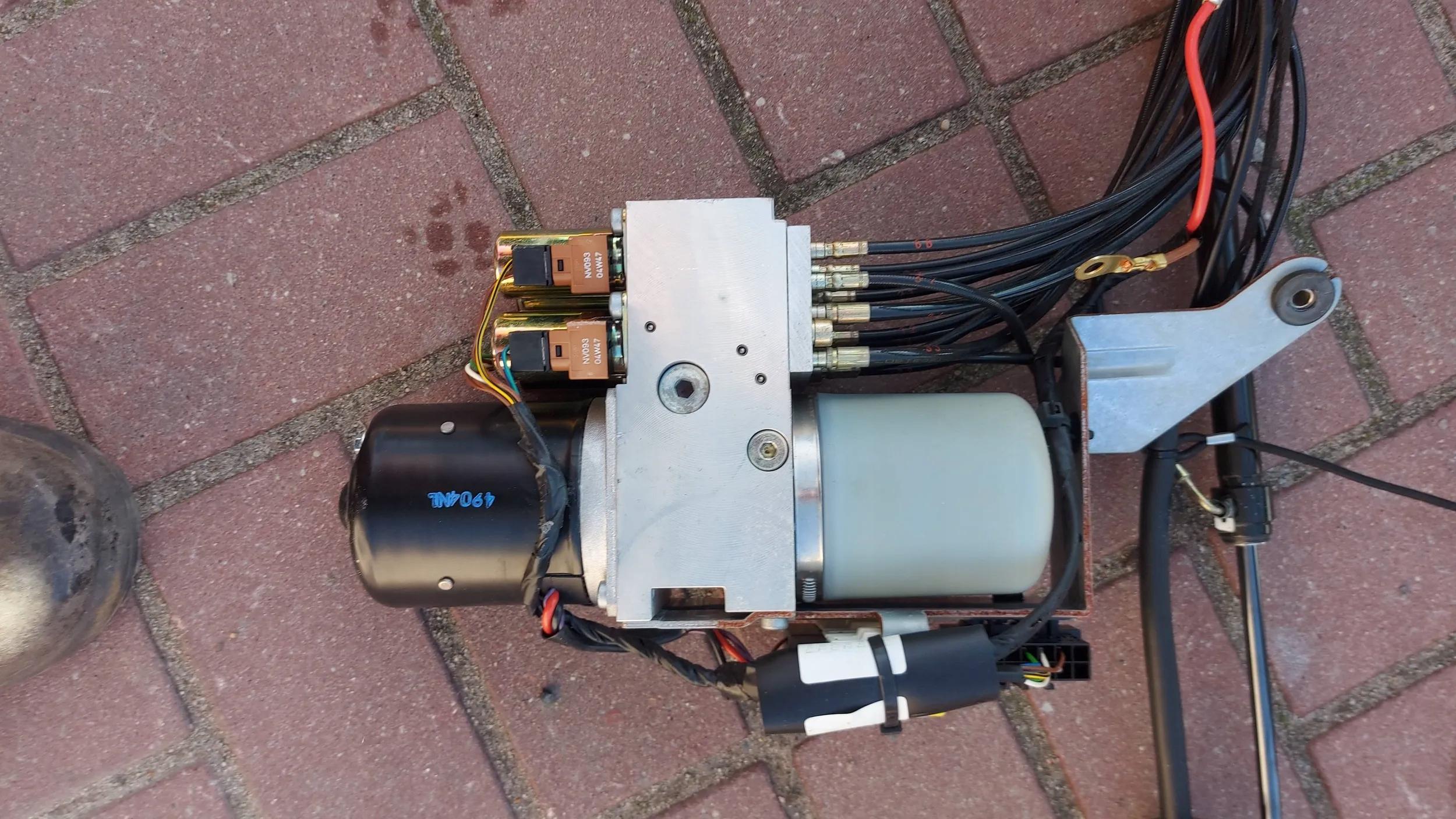 Mercedes CLK W209 насос крыши A2098000330