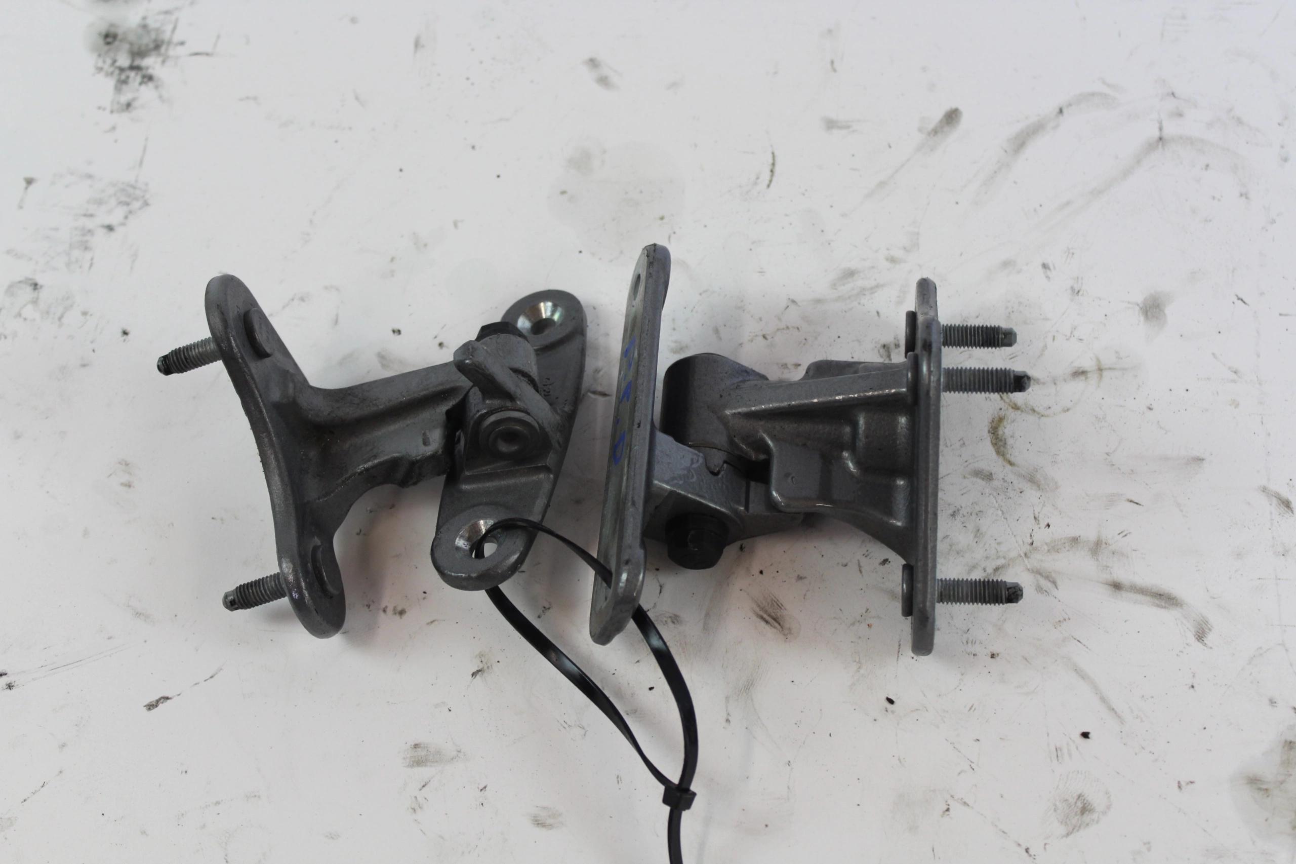 5733933 5733933 - Mercedes ML W166 передня права дверна петля