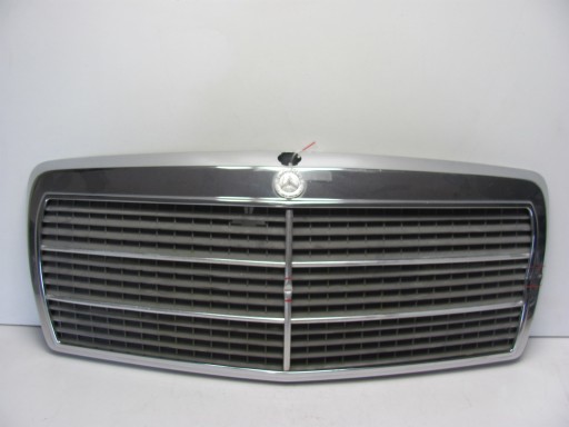 Mercedes W201 190 Решетка капота повреждена