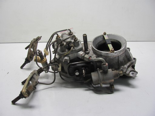 Mercedes W201 190 Розподільник палива M102 0438101026 Пошкоджений