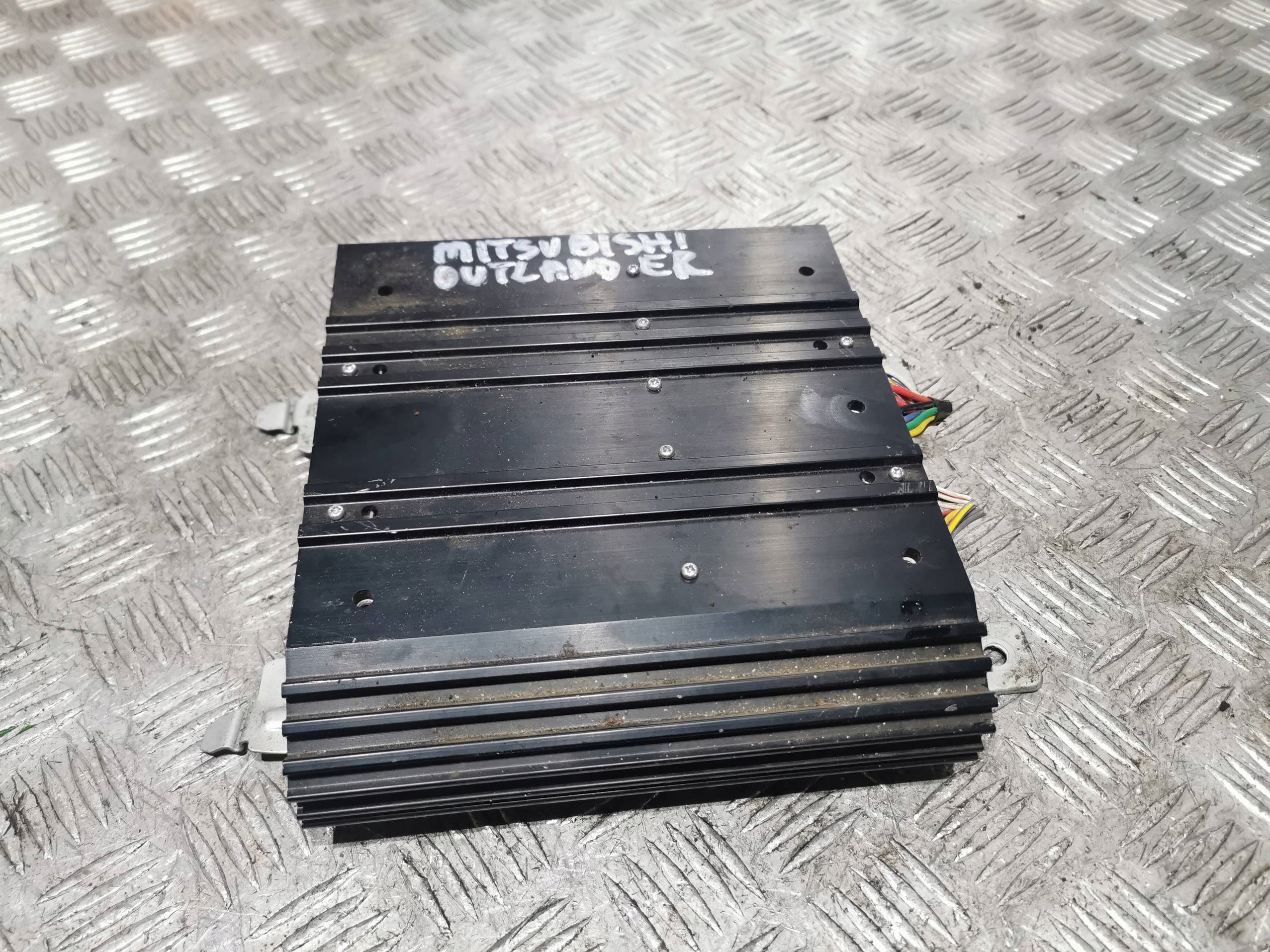 Mitsubishi Outlander II аудіо підсилювач 8701a089