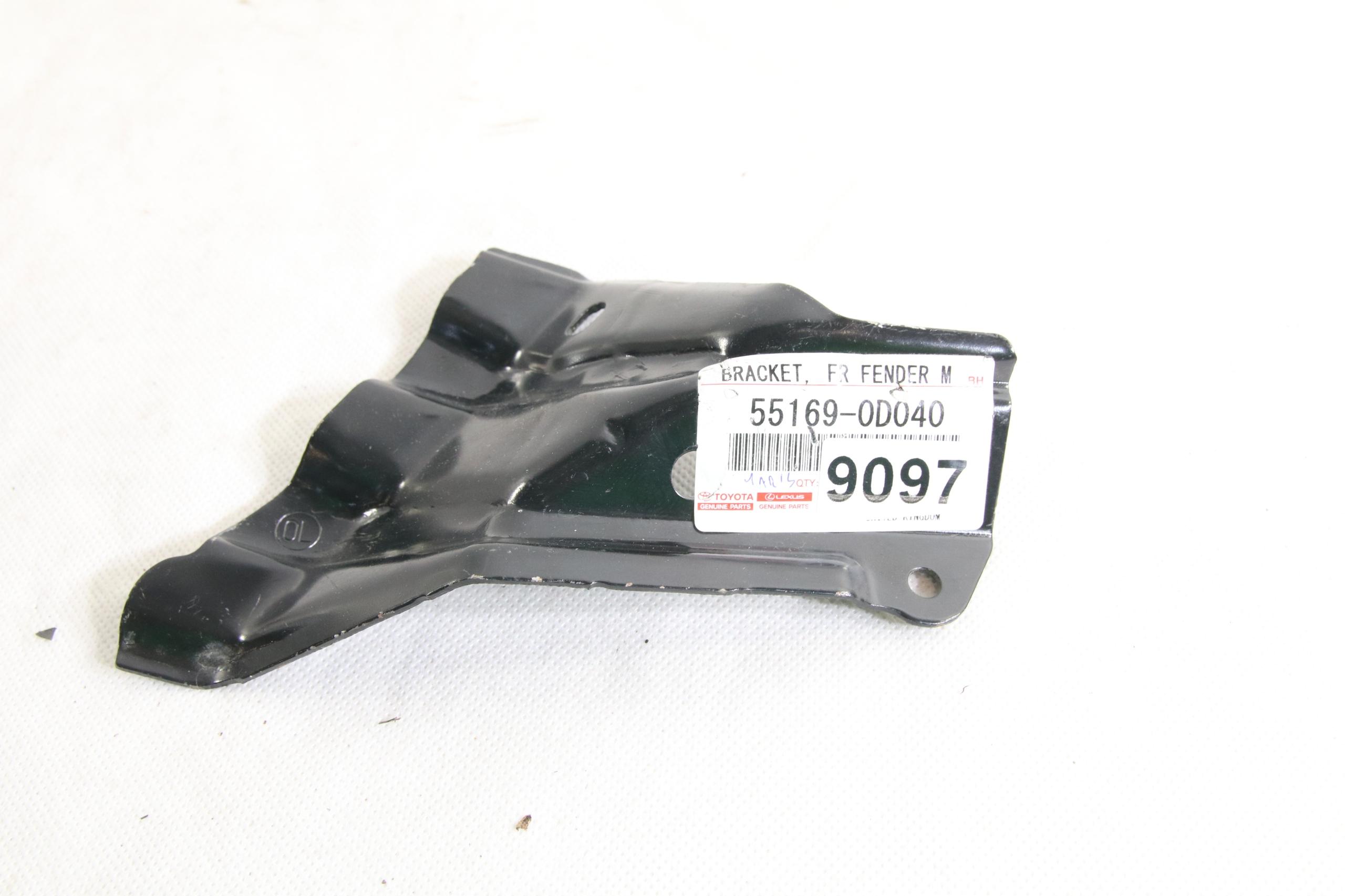 Uz9097 - Крепление кронштейн крыла передний Yaris II 2 III 3