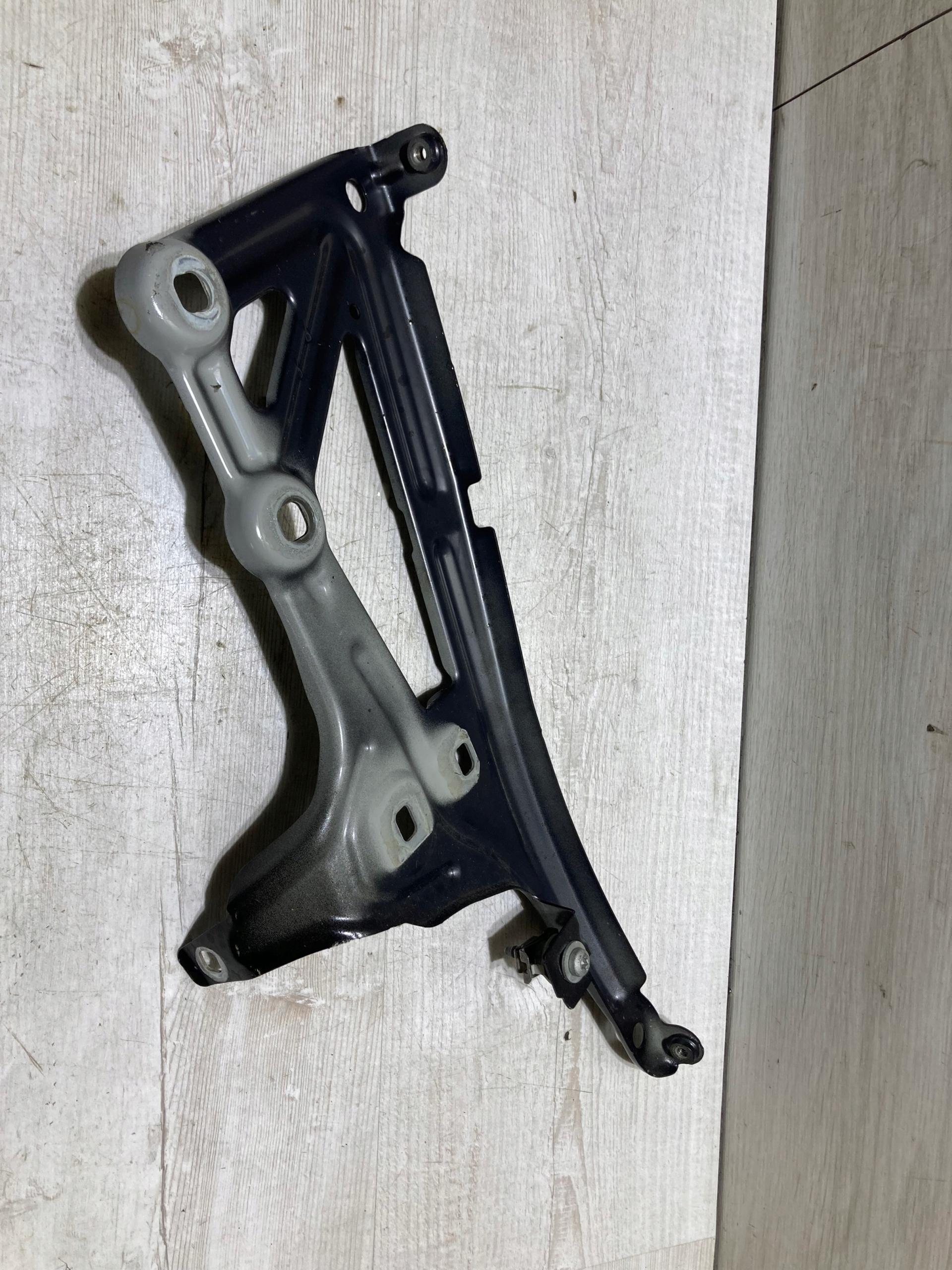 Крепление крыло левое 7431007 BMW X2 F39