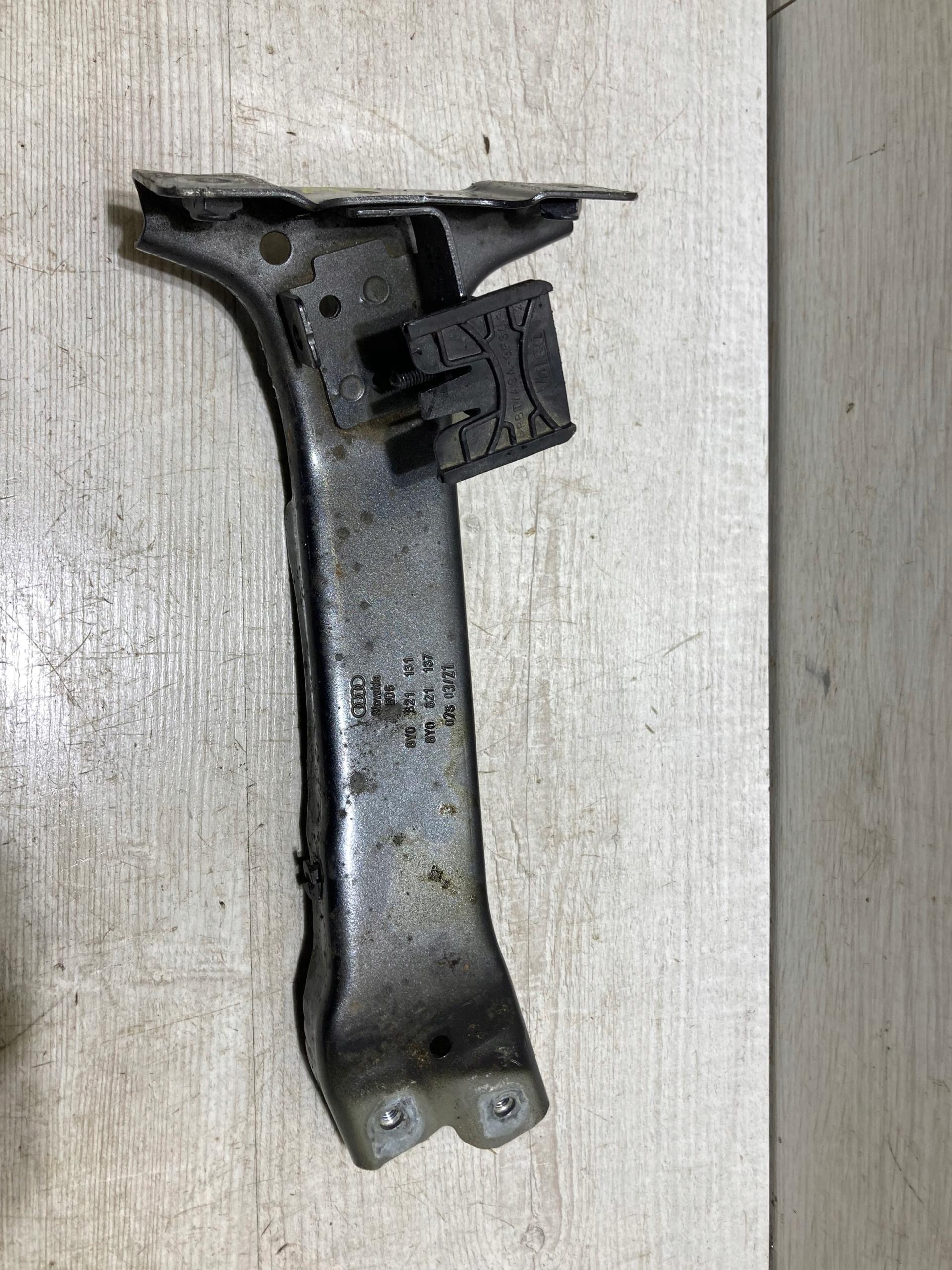 8Y0821131 - Крепление крыло левый передний Audi A3 8y 21r