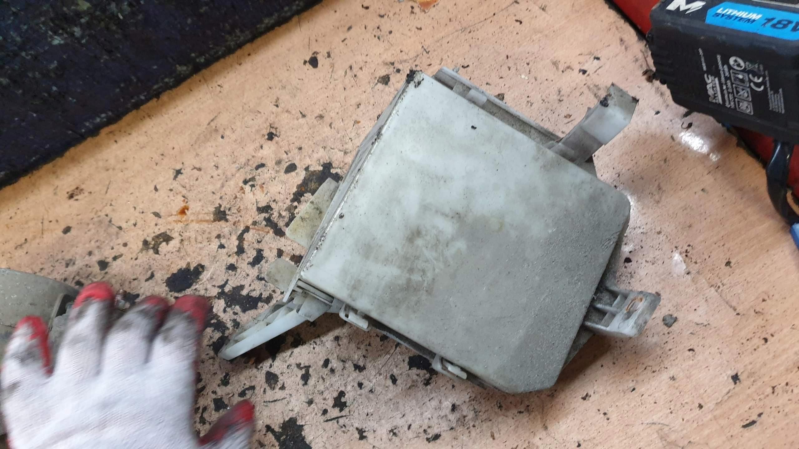 MIC69 - NISSAN MICRA K12 блок запобіжників