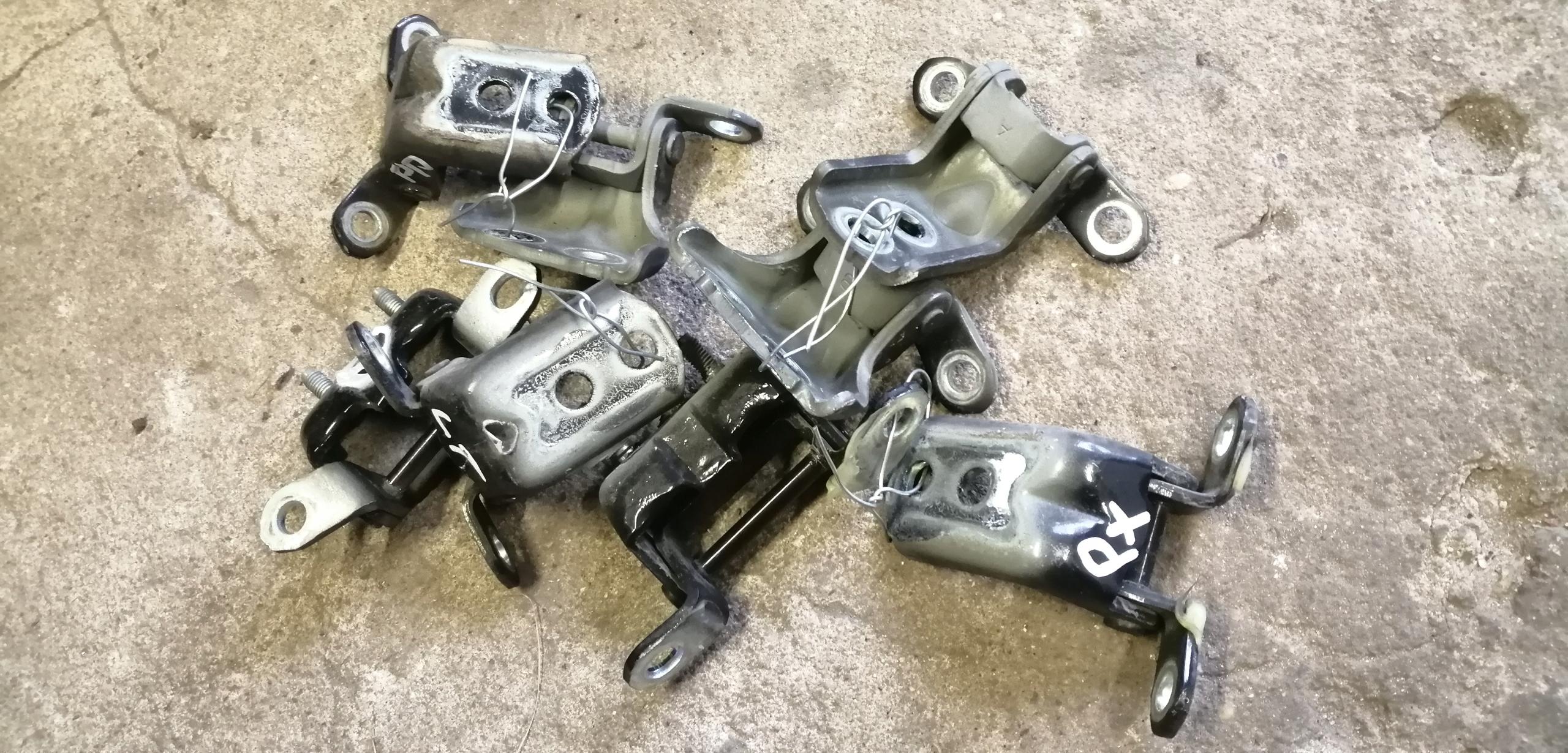 NISSAN QASHQAI J10 передня права дверна петля