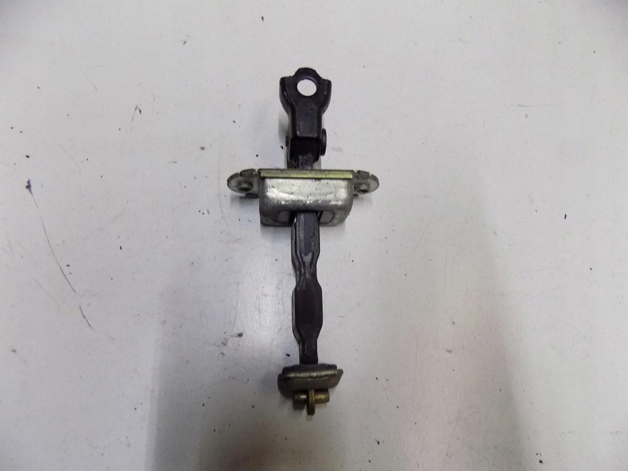 32423jsa - NISSAN X-TRAIL T30 Обмежувач дверей лівий передній