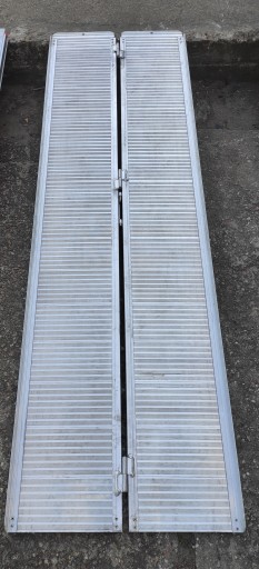 Доступ к погрузочной рампе 240 см МАКС. 300 кг