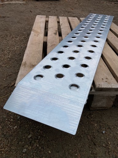 Сталеві пандуси, трапи та під'їзди довжиною 150 см, шириною 25 см.