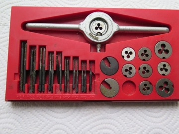 Набор матриц и сверл