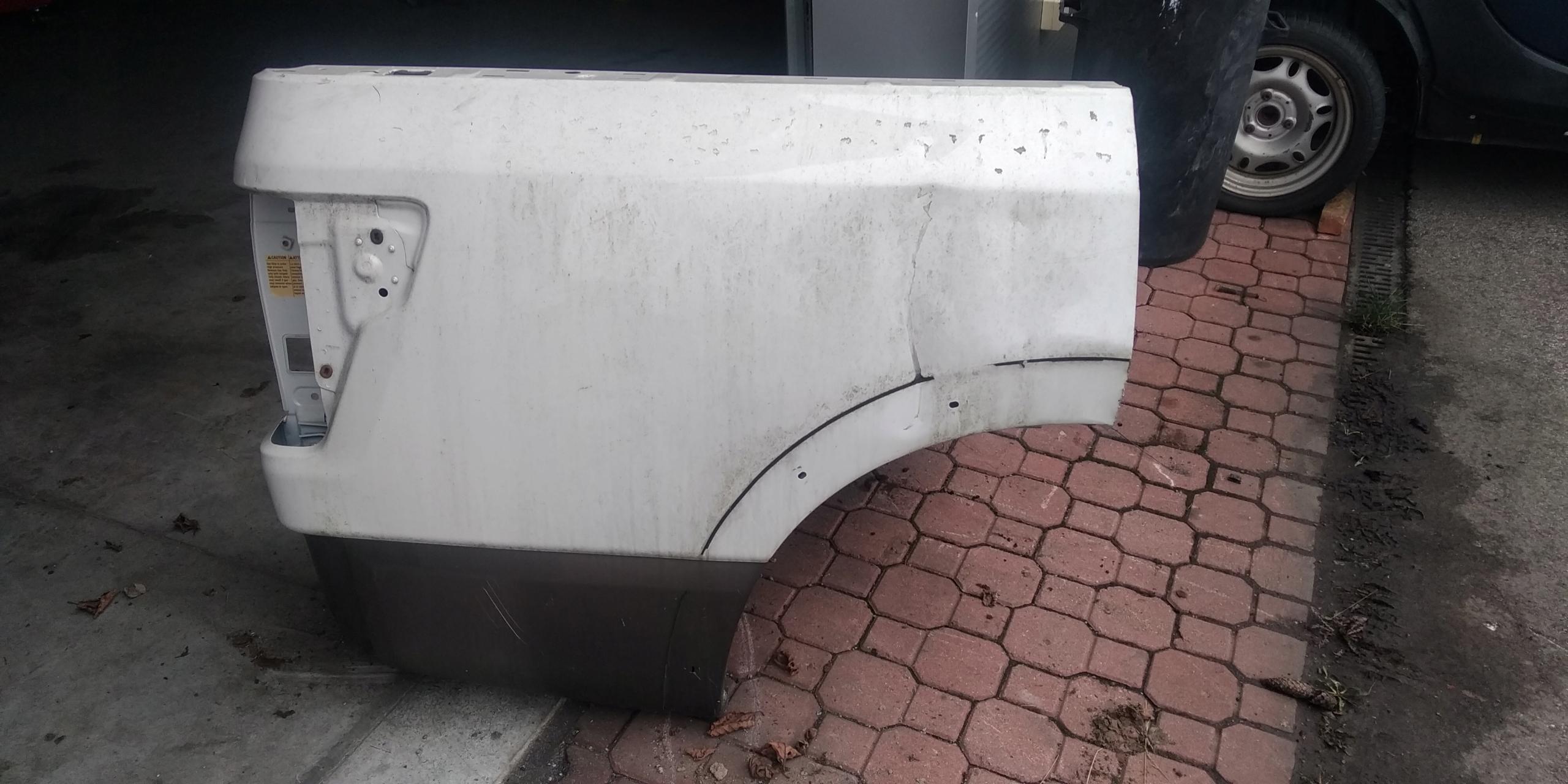 Nissan Titan 18R 5.0 крыло правый задний обрешетка рамка