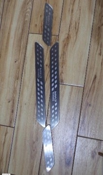 Нові накладки на пороги Toyota CHR