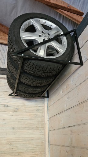 Новая вешалка, полка, шиномонтаж.