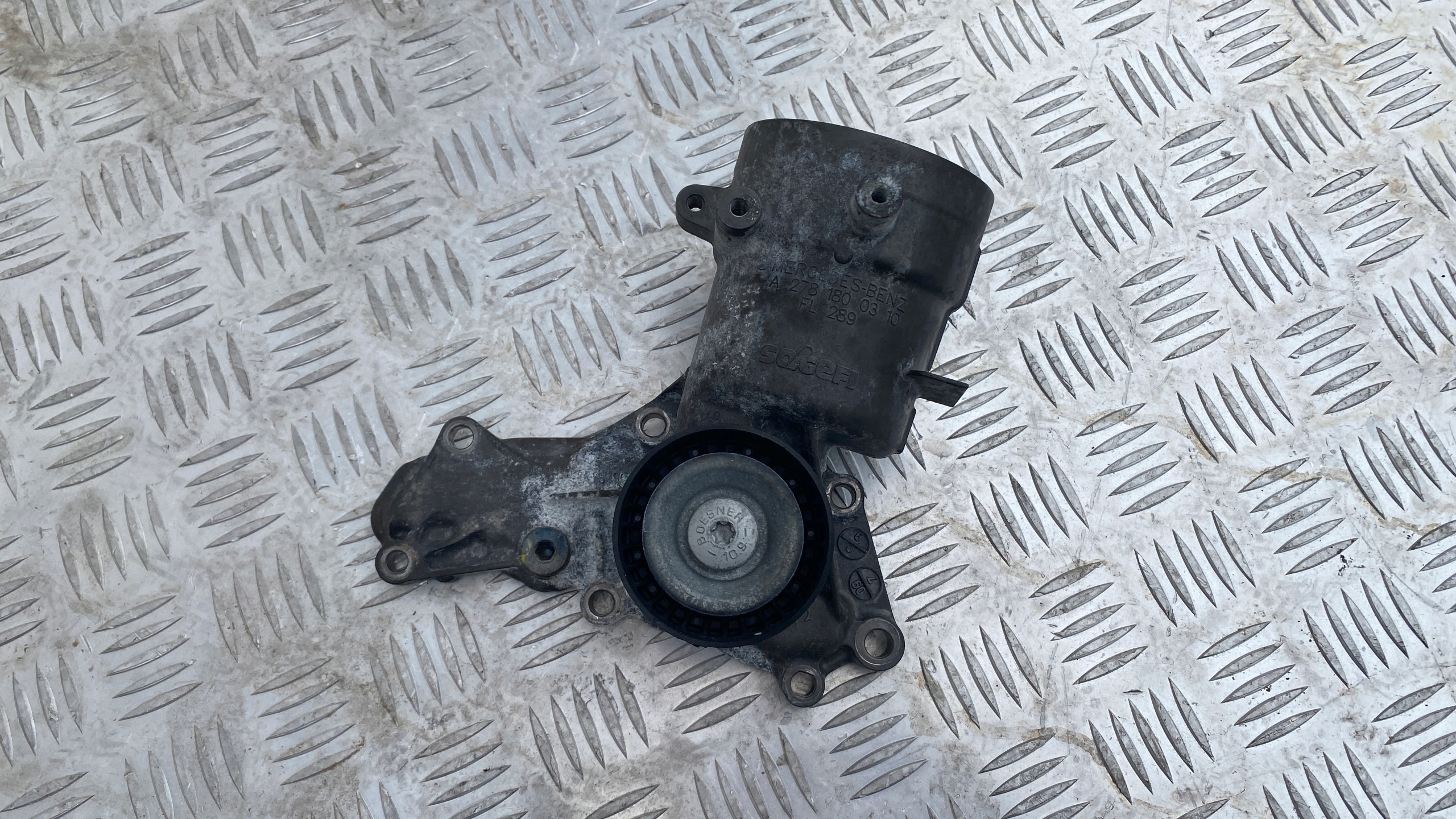 2781800310 W221,W218,W216,4.7 - Корпус масляного фильтра MERCEDES W221 W216 W218 4.7
