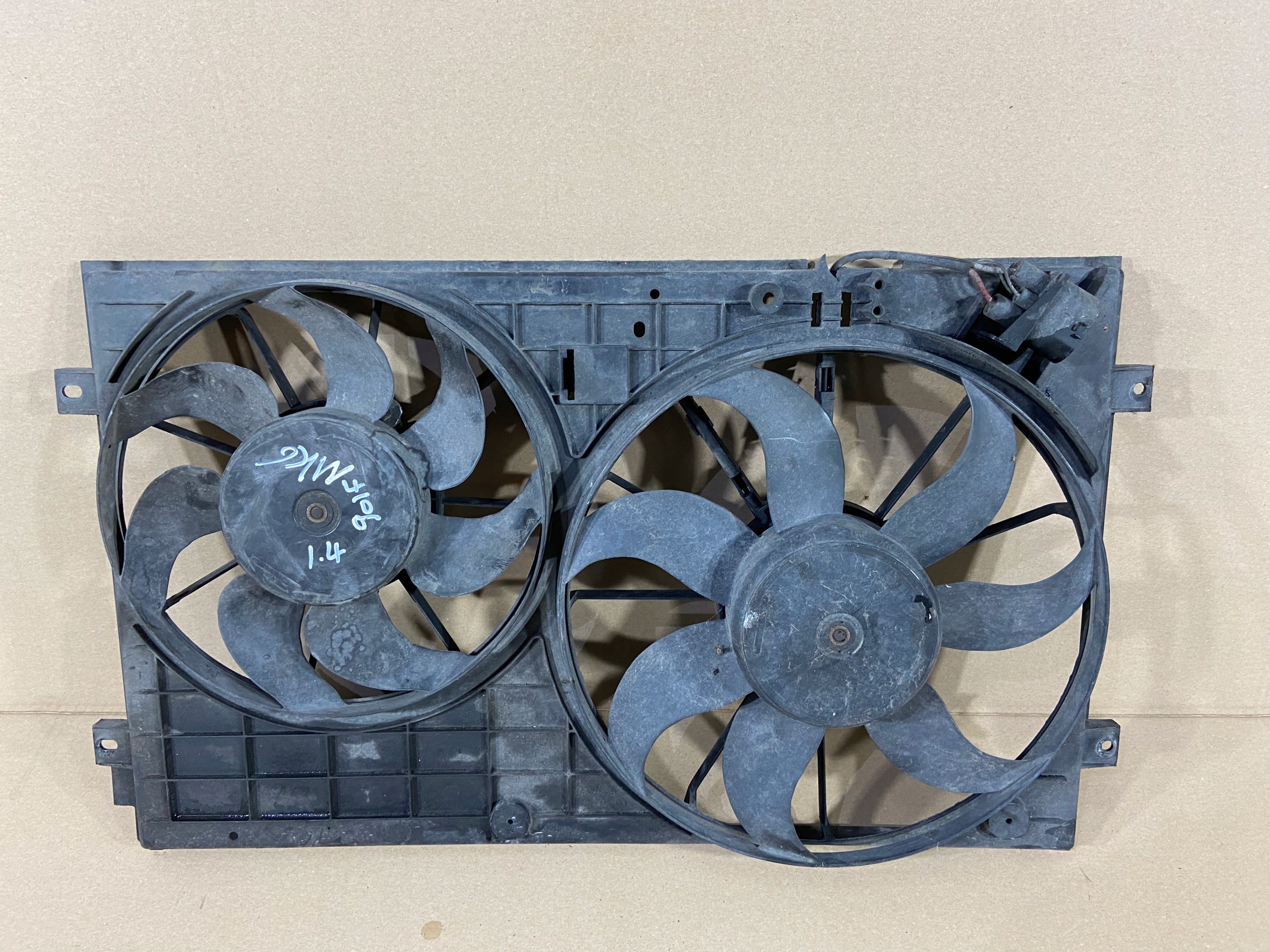 11576675555 - КОРПУС + ВЕНТИЛЯТОРИ GOLF VI TOURAN OCTAVIA II