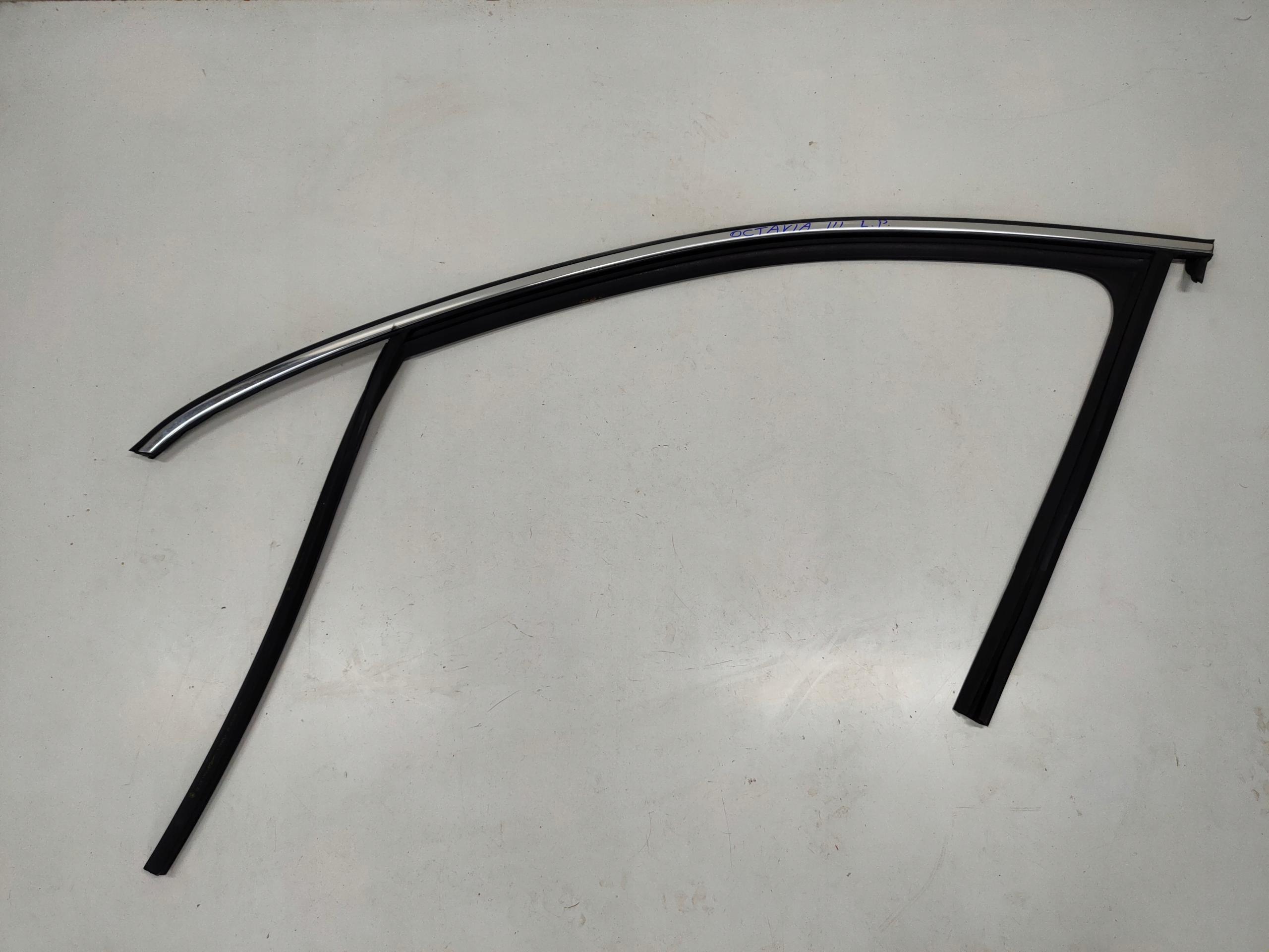 5E9837431C - OCTAVIA III 5E ПРОКЛАДКА ДВЕРНА РАМА ПЕРЕДНЯ ЛІВА