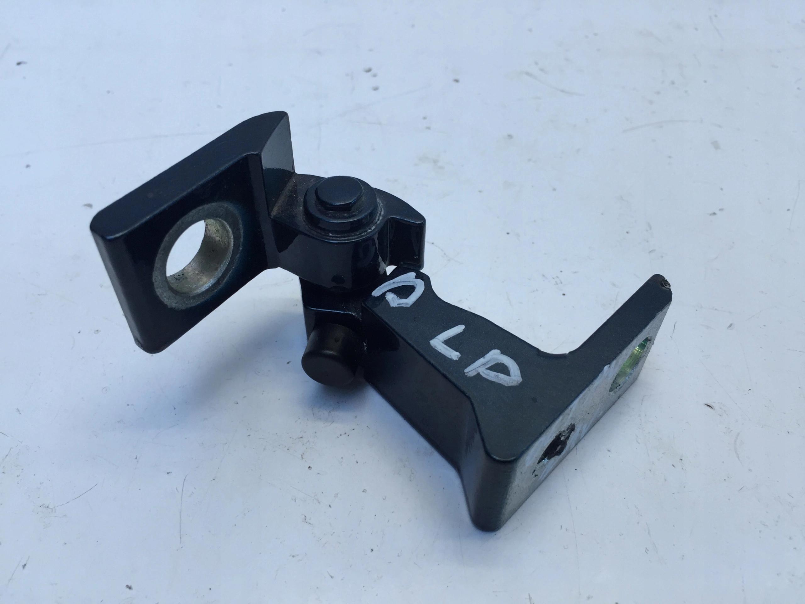 8X0831403F - OCTAVIA IV 2021 ДВЕРНА ПЕТЛЯ ЛІВА ПЕРЕДНЯ НИЖНЯ