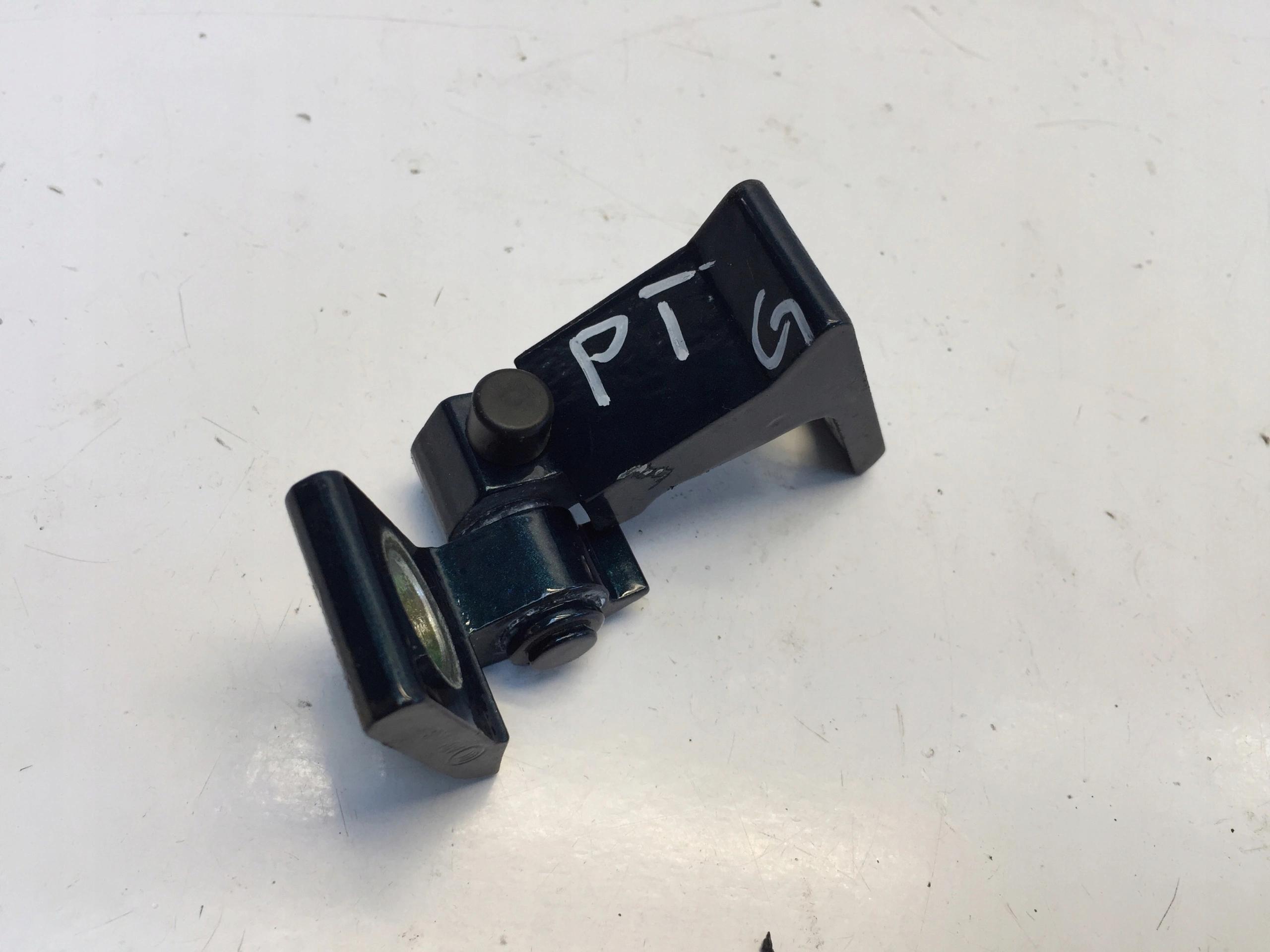 8X0831404F - OCTAVIA IV 2021 ДВЕРНА ПЕТЛЯ ПРАВА ЗАДНЯ ВЕРХНЯ