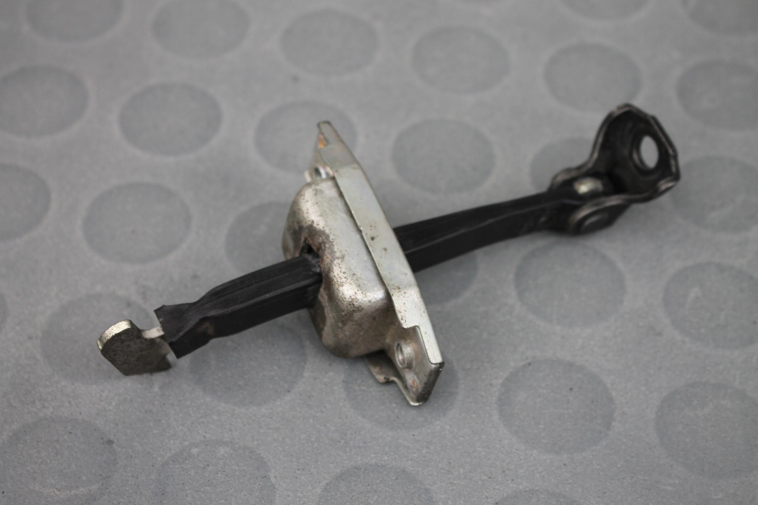 ОГРАНИЧИТЕЛЬ ДВЕРИ ЛЕВЫЙ И ПРАВЫЙ ЗАДНИЙ PRIUS III 09-15