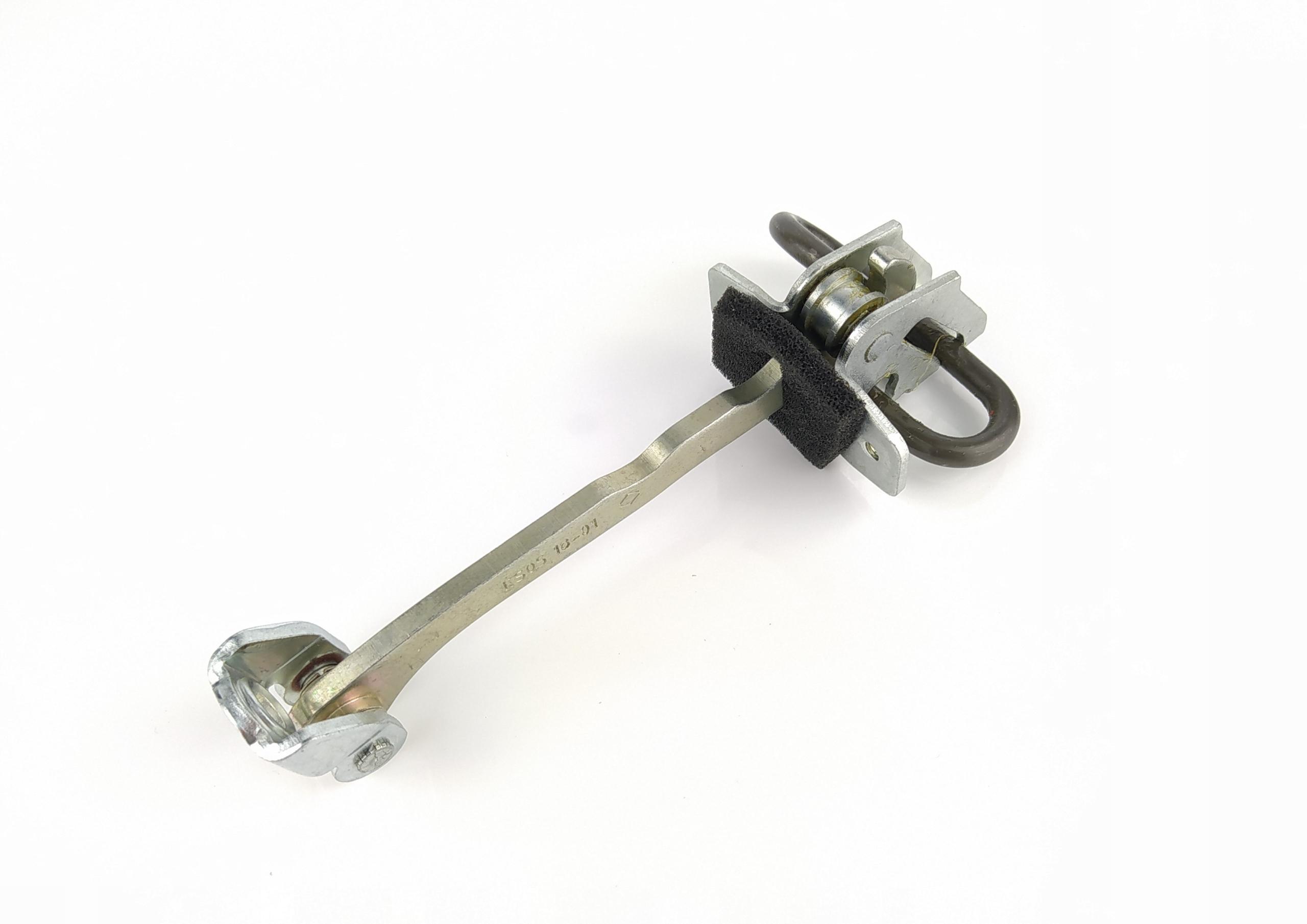 24413389 - Ограничитель передней двери l = P OPEL Corsa C