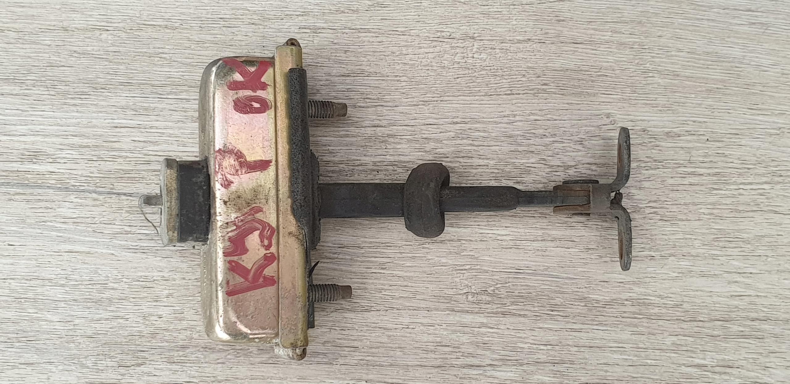 ОБМЕЖУВАЧ ДВЕРЕЙ ПЕРЕДНІЙ ПРАВИЙ JEEP CHEROKEE KJ