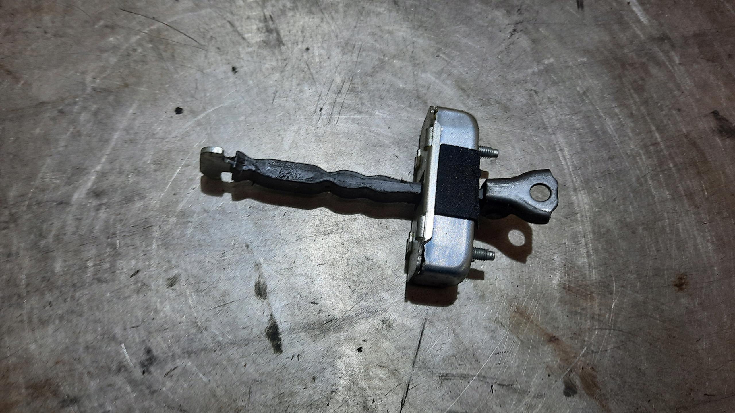 Ограничитель передней двери TOYOTA COROLLA E15 11R