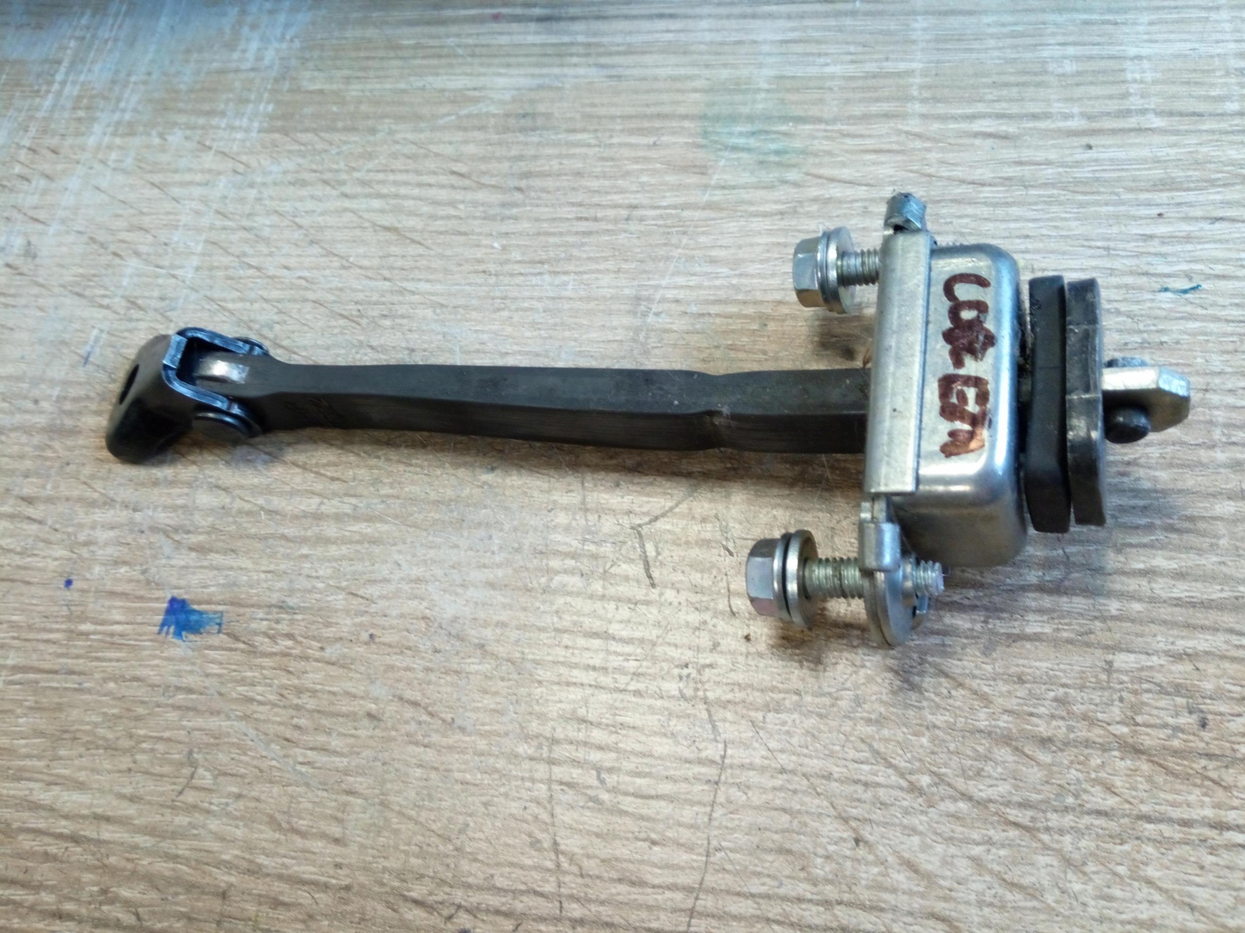 Ограничитель дверей TOYOTA COROLLA E21.*